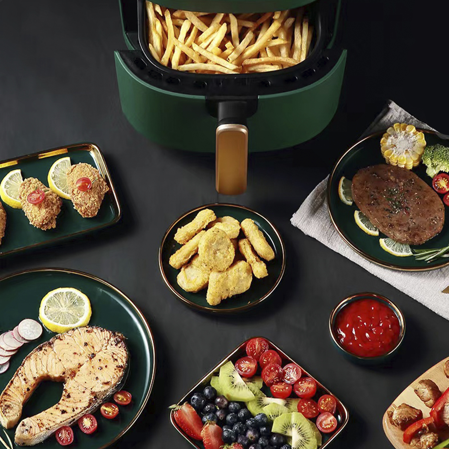 Una friggitrice ad aria con vari piatti. Include patatine fritte, pepite di pollo, bistecca, salmone e verdure.