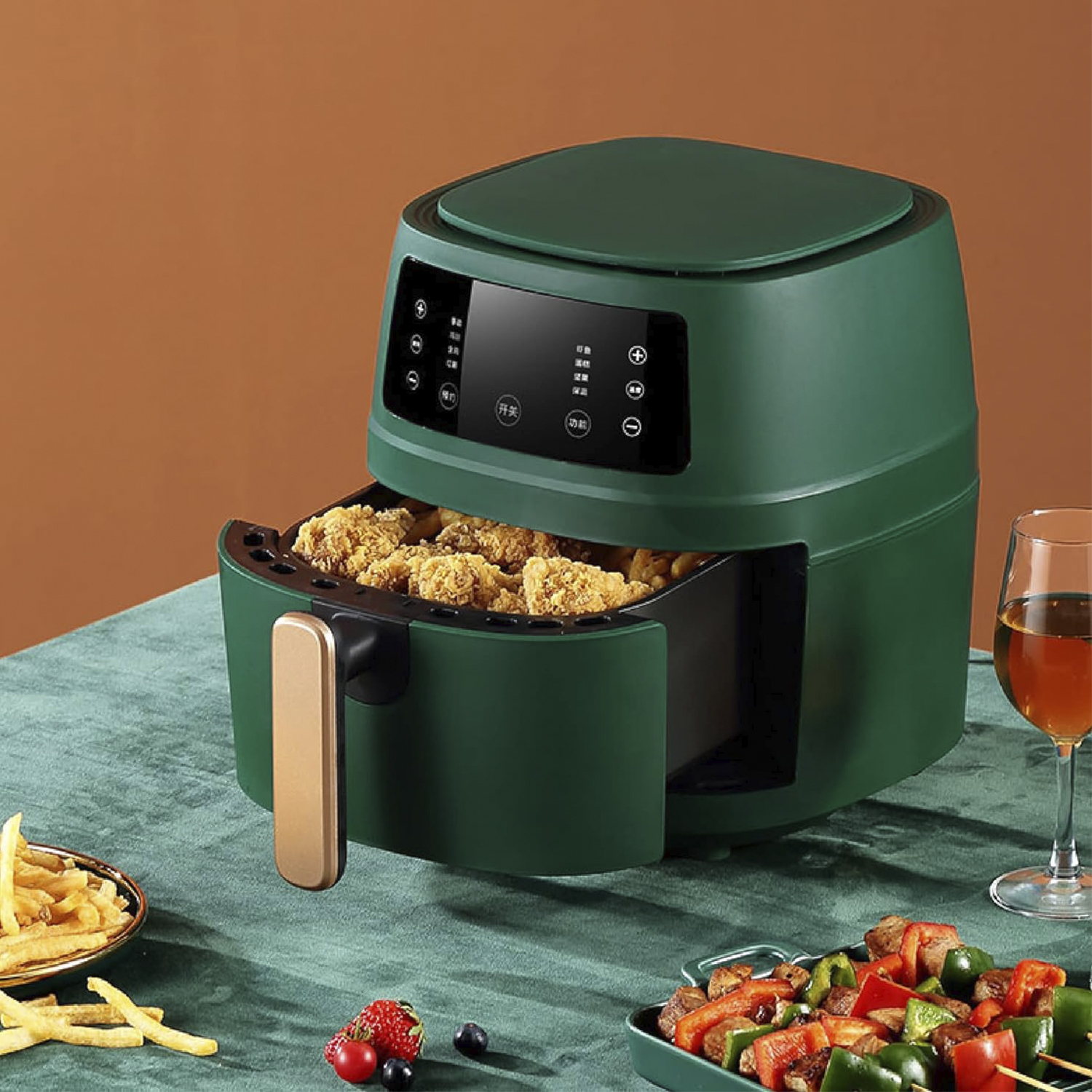 Friggitrice ad aria verde con cibo fritto all'interno. Altri cibi e un bicchiere di vino sono vicini.