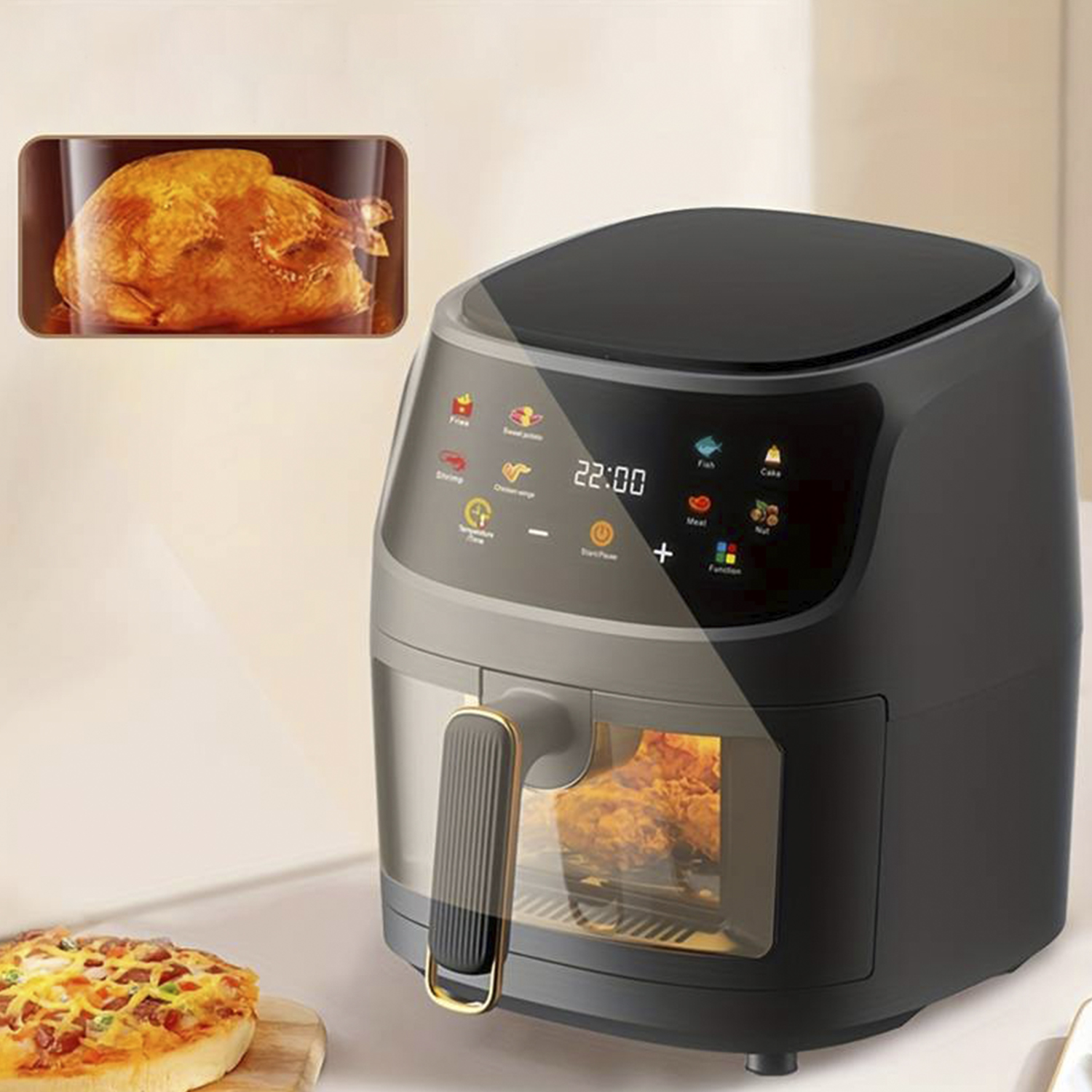 Ein Airfryer mit Hähnchen und Pizza. Der Fryer ist schwarz und hat ein digitales Display.