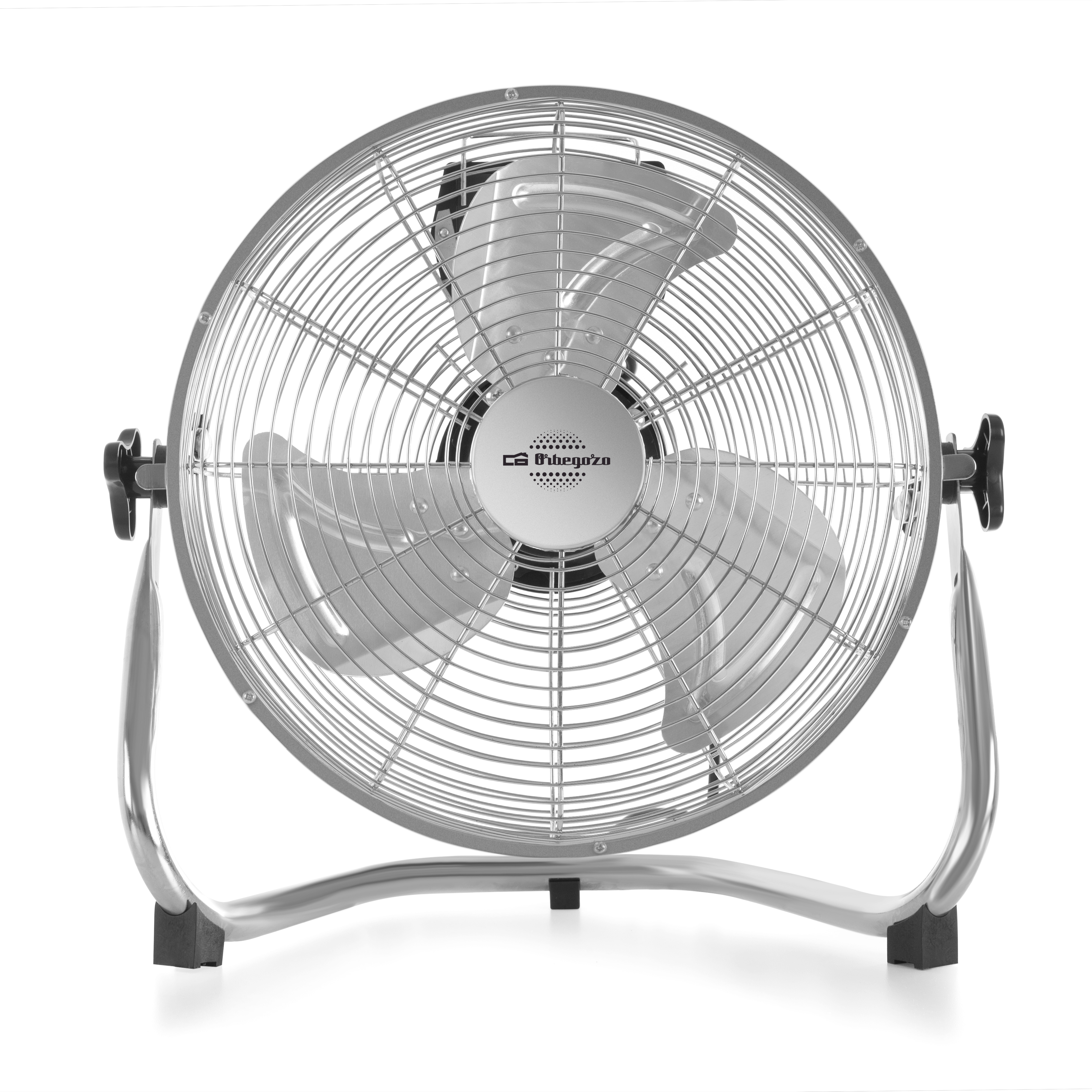 Ventilatore rotondo in metallo argentato con tre pale e una cornice cromata su sfondo bianco.