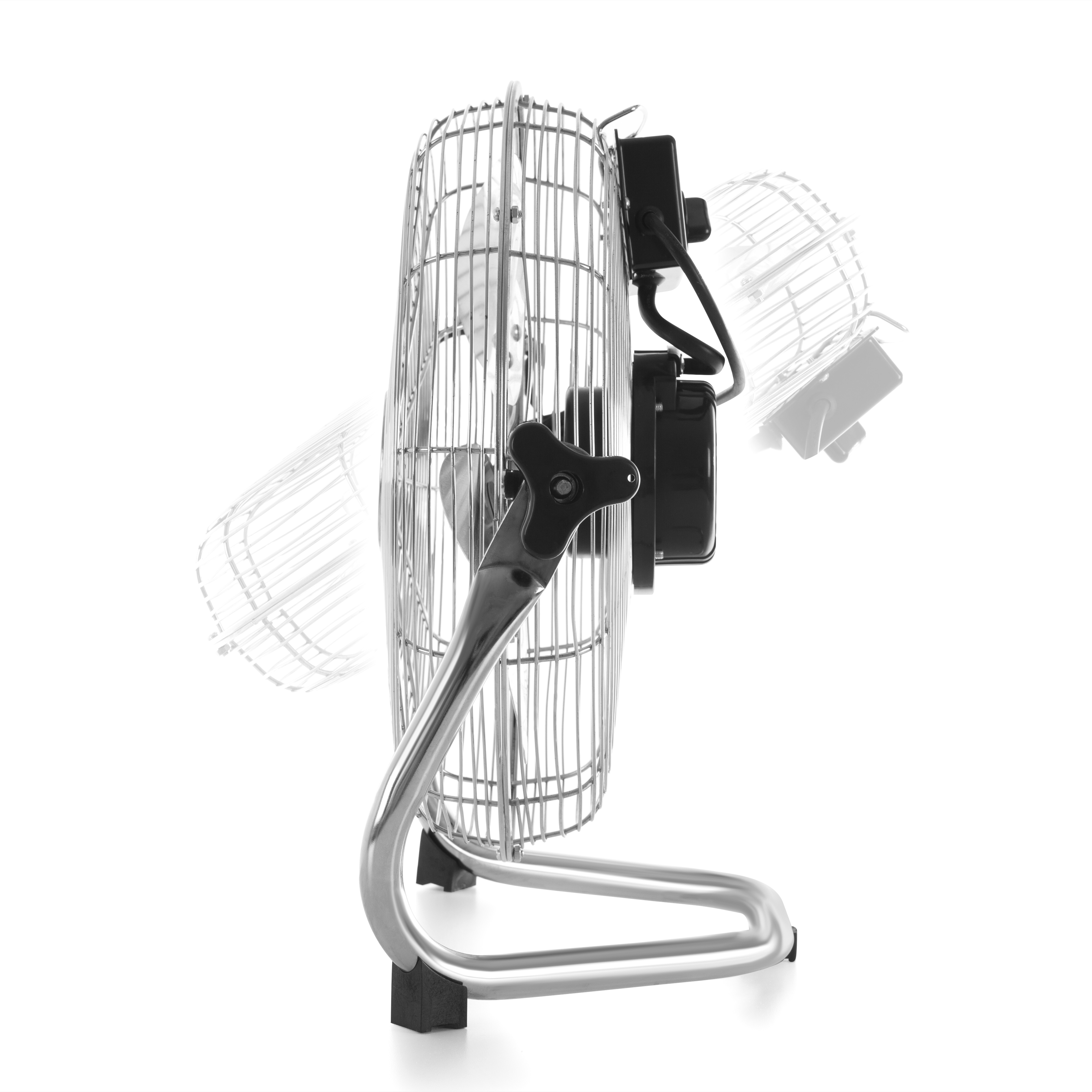 Ventilatore argentato, vista laterale. Pale e telaio in metallo. Il ventilatore è inclinato.