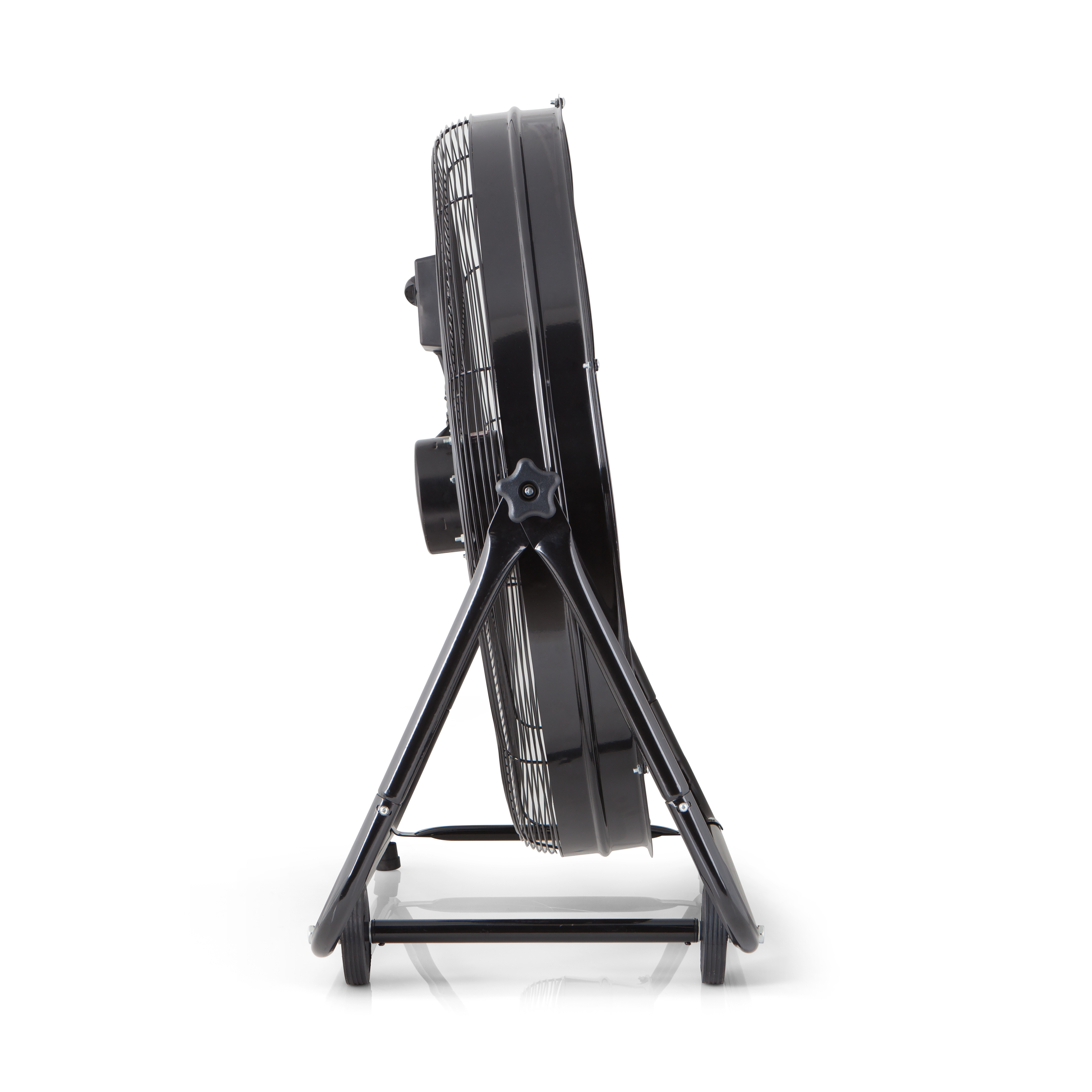 Ventilador negro sobre un soporte, en ángulo hacia un lado, sobre un fondo blanco.