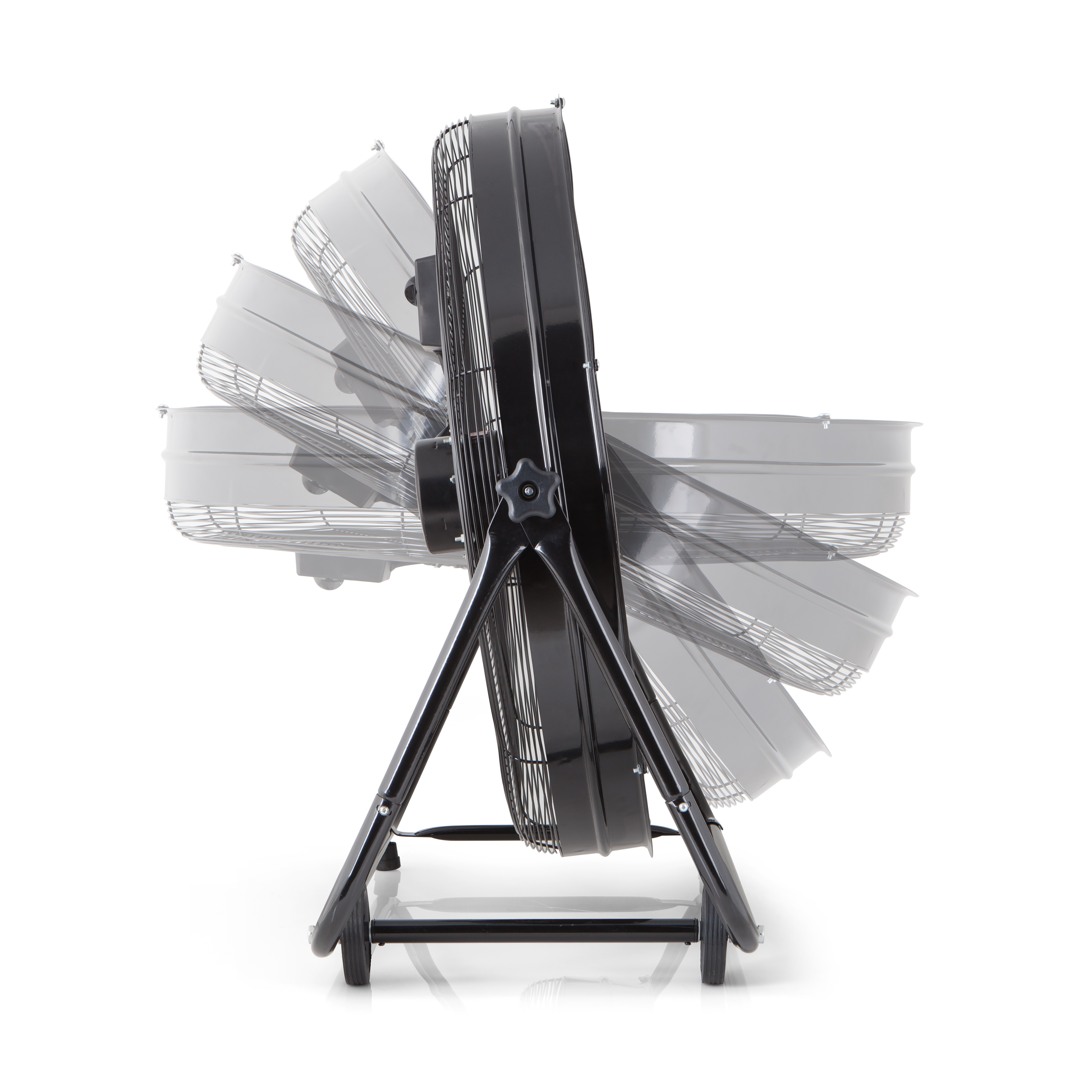 Un ventilador oscilante negro sobre un soporte, con las aspas parcialmente visibles en movimiento.