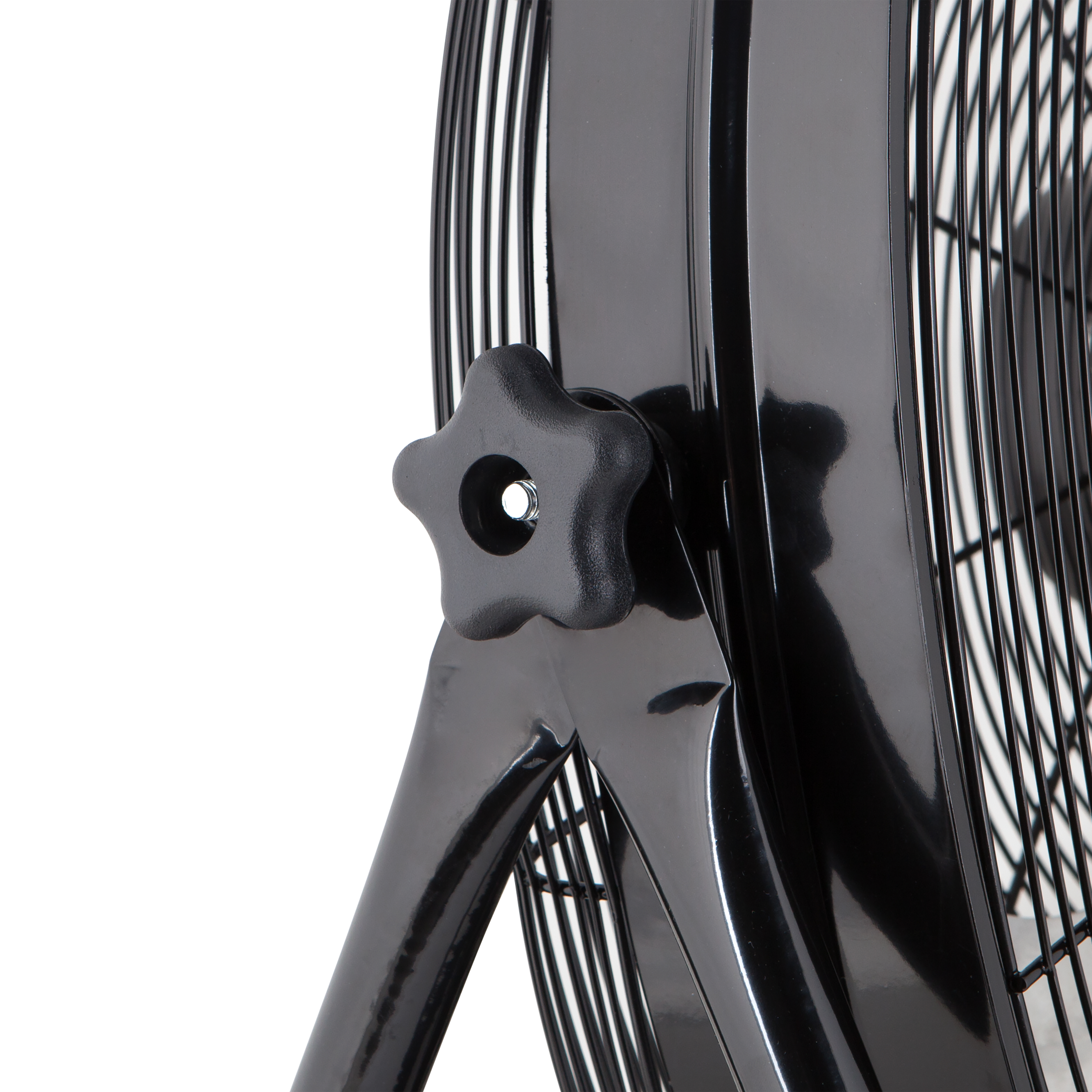Detalle de ventilador negro con perilla en forma de estrella, rejilla metálica y patas de soporte, fondo blanco.