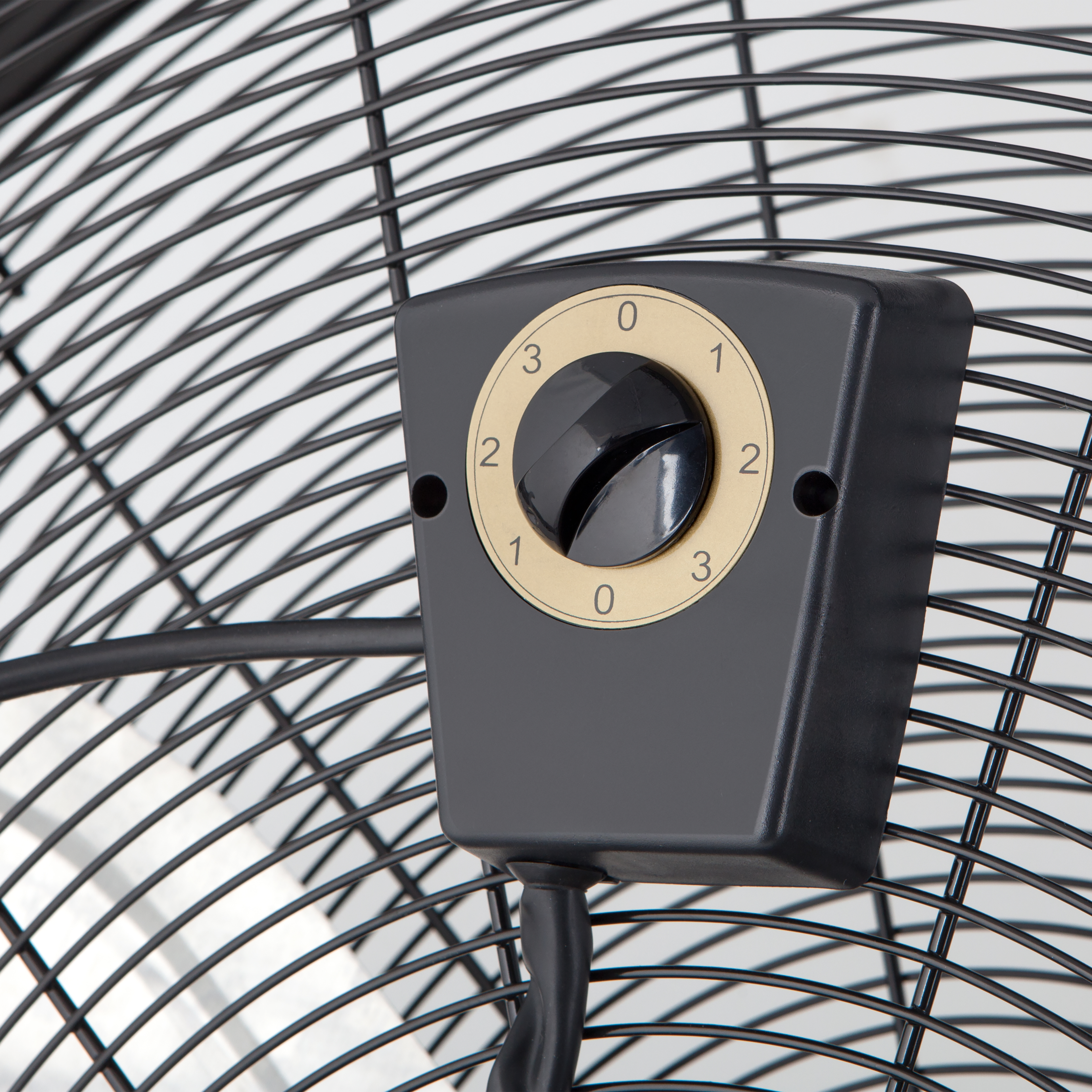 Primer plano del control de velocidad del ventilador con números 0-3. El control es negro.