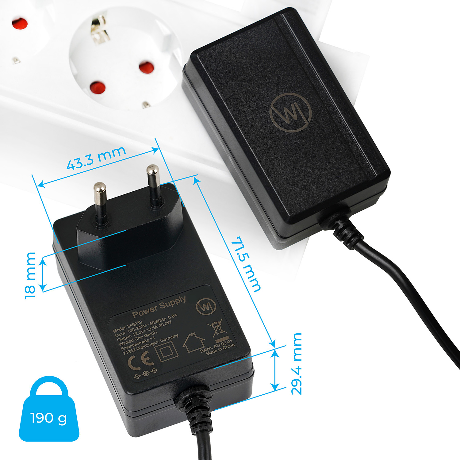 Schwarzes Netzteil mit Stecker, mit Messungen und Abmessungen.