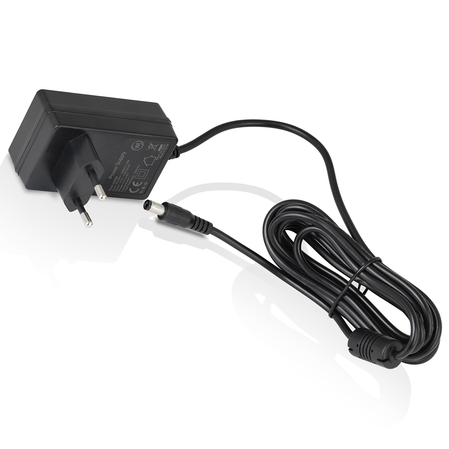 Schwarzes Netzteil mit Stecker, Kabel und Stecker.