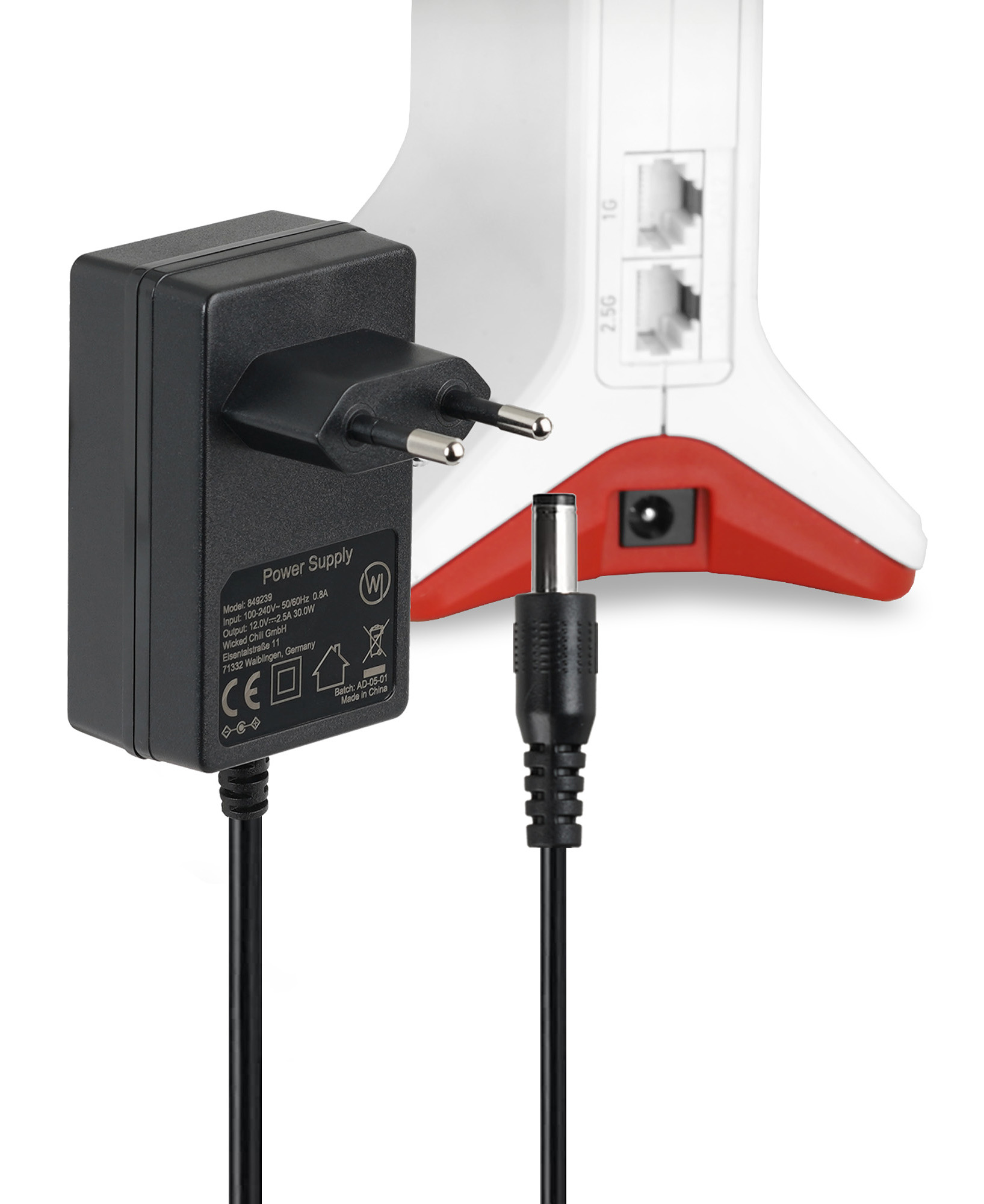 Ein schwarzes Netzteil mit europäischem Stecker und einem Kabel, das in einen weißen Router gesteckt ist. Der Router hat rote Akzente.