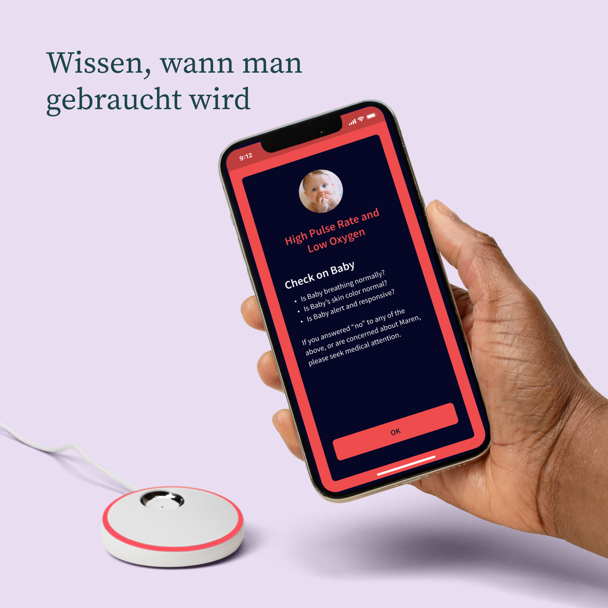 Hand hält Telefon mit Baby-Gesundheitscheck-Bildschirm, Sensor im Vordergrund.