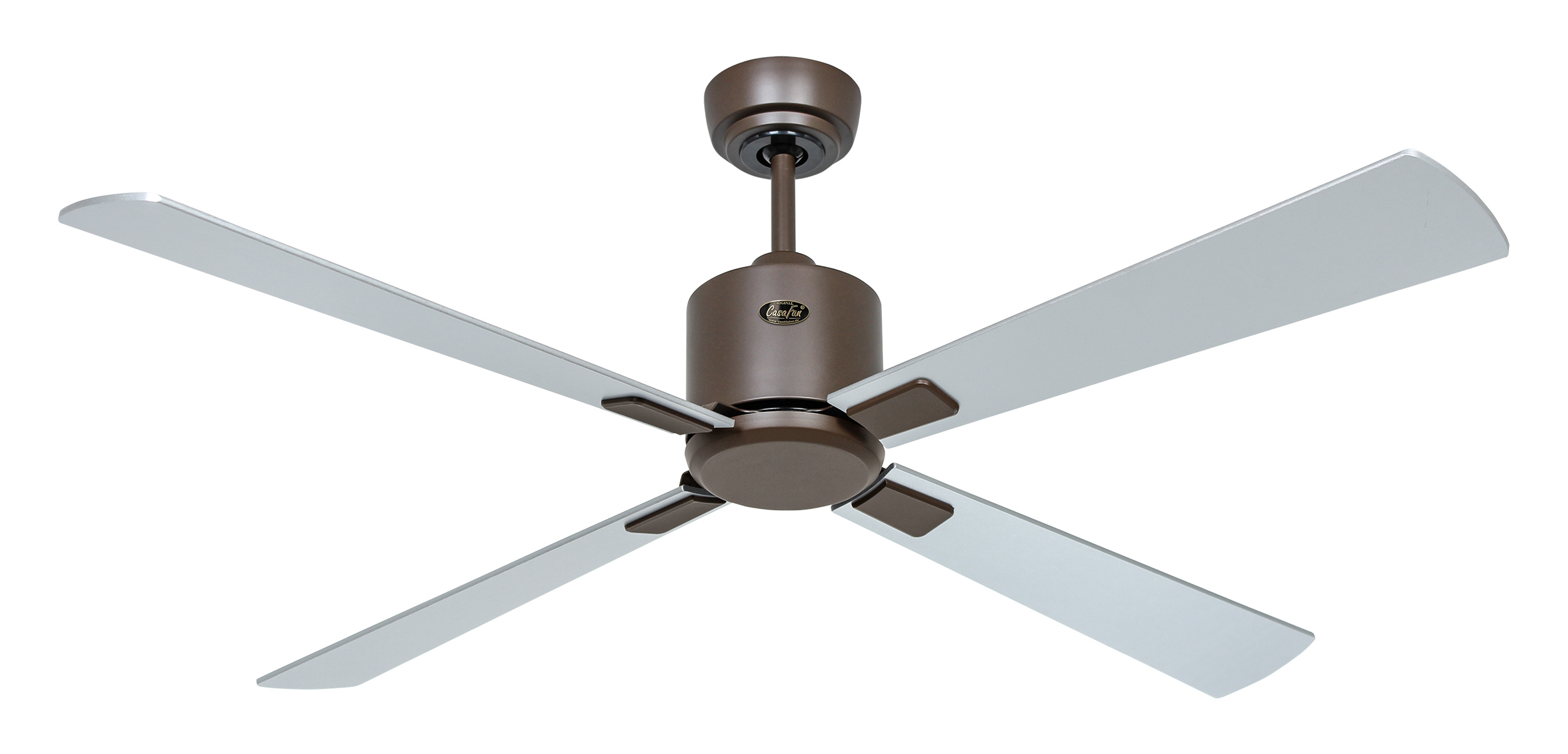 Ventilatore da soffitto con motore marrone, quattro pale e sfondo bianco. Le pale sono bianche.