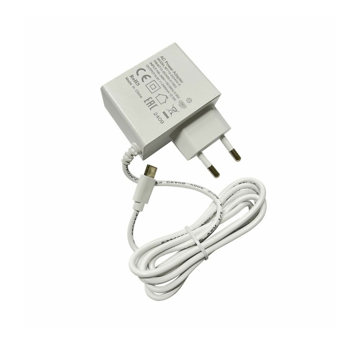 Caricatore bianco con cavo USB-C. Ha una spina a due poli ed è prodotto in Cina.