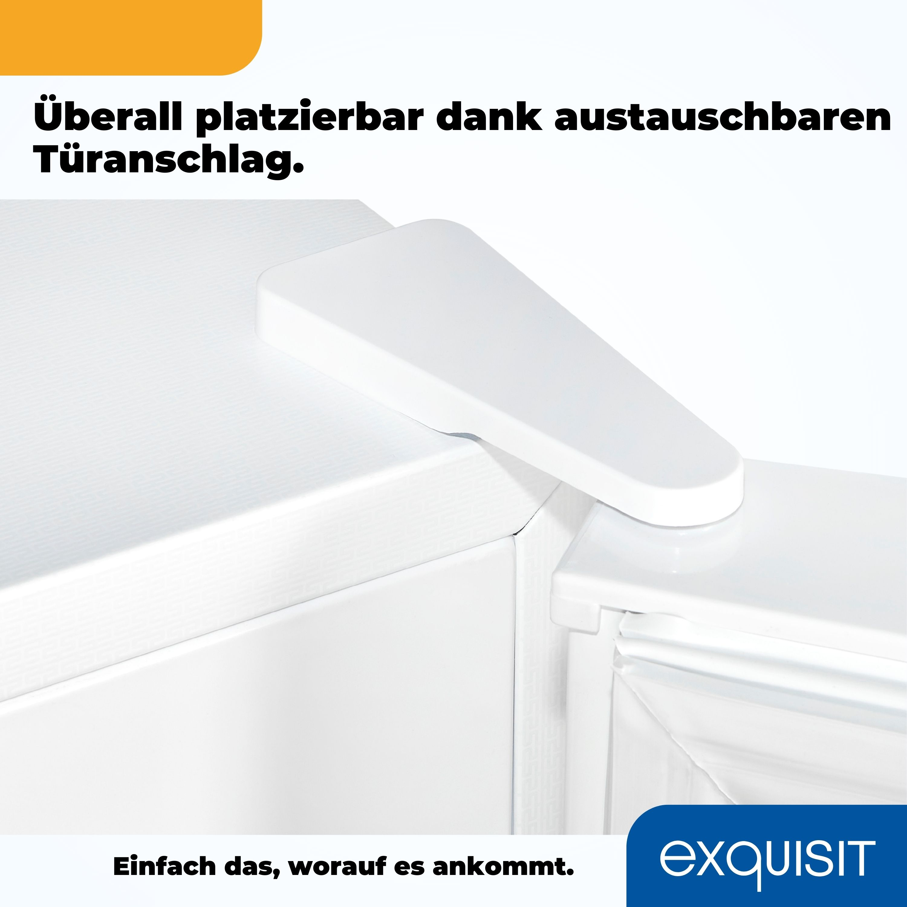 Weiße Schranktür auf einer weißen Oberfläche. Text auf dem Bild erwähnt Flexibilität.