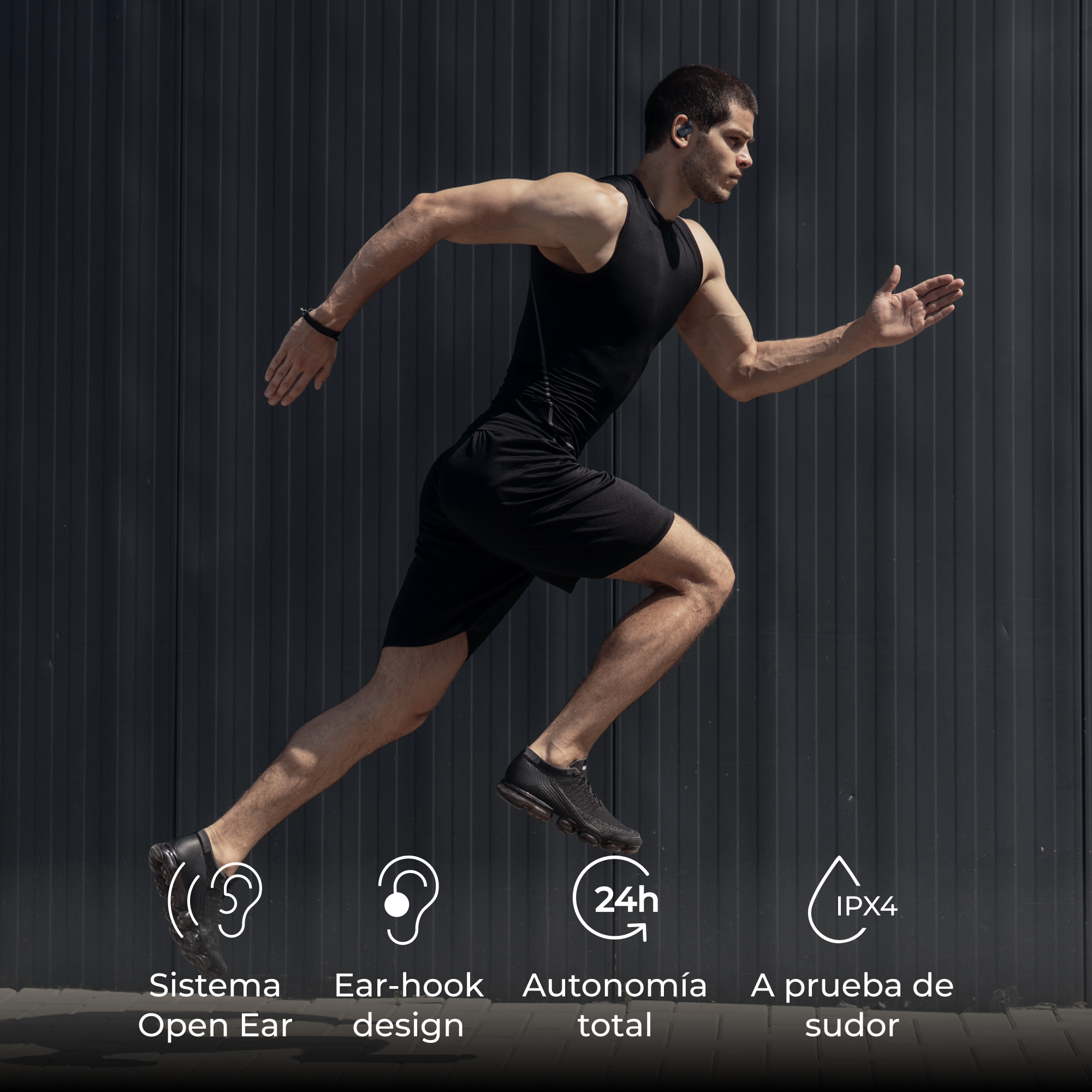 Mężczyzna biegnie, ubrany w czarny strój sportowy i bezprzewodowe słuchawki. Tło jest ciemnoszare.