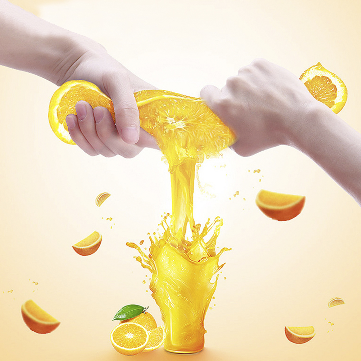 Mani che spremono metà arance, succo che schizza in un bicchiere. Fette di arancia sparse.
