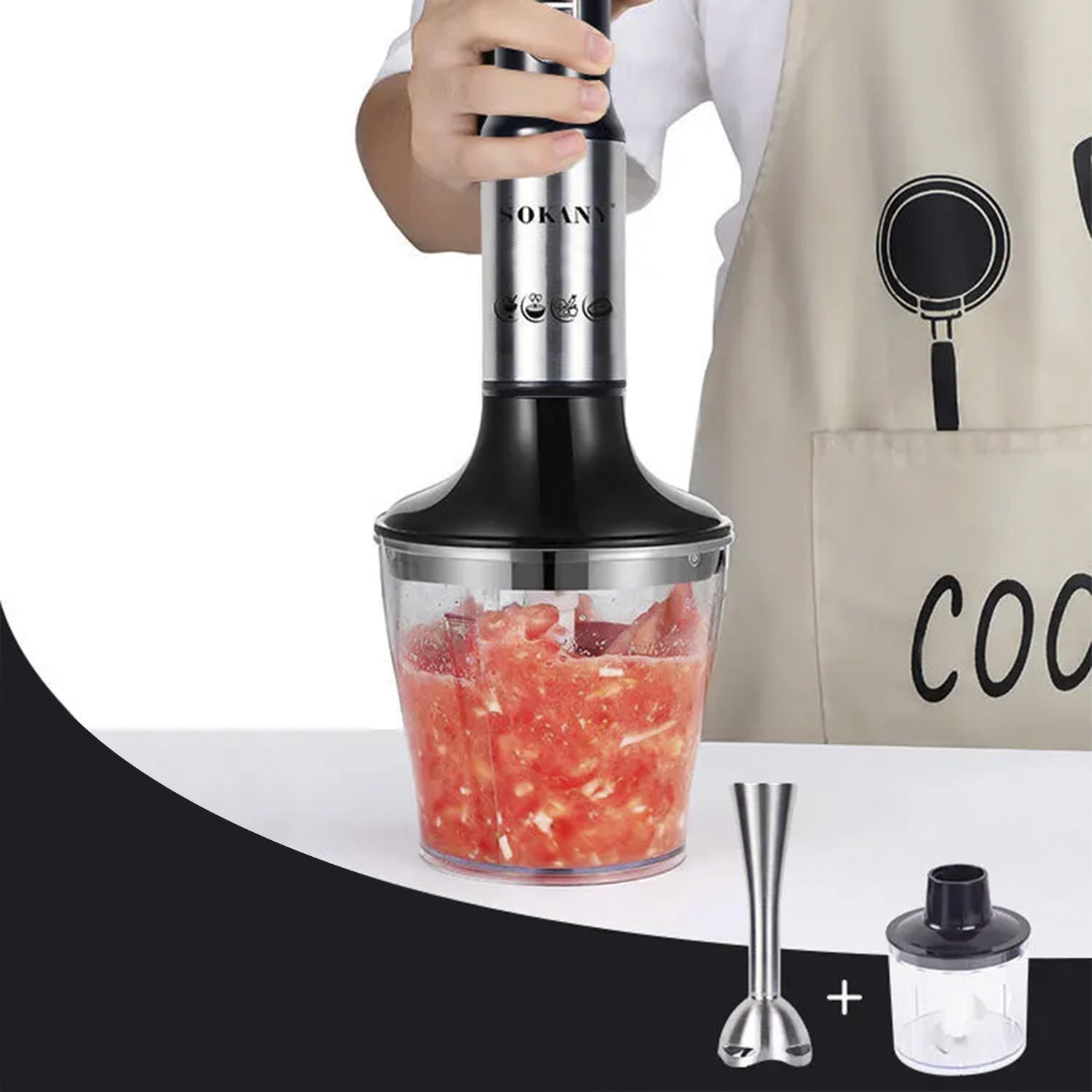 Hand vermischt Tomaten in einem transparenten Behälter, mit zusätzlichen Aufsätzen.