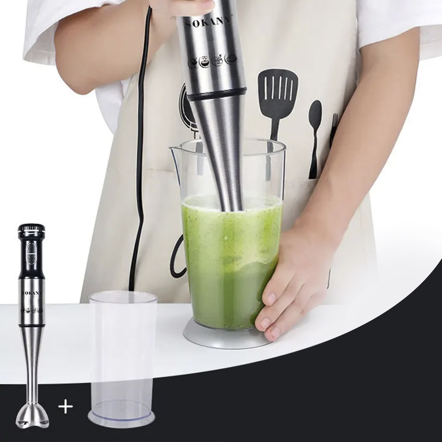 Person verrührt Getränk. Hand hält Stabmixer in Glas mit grüner Flüssigkeit.
