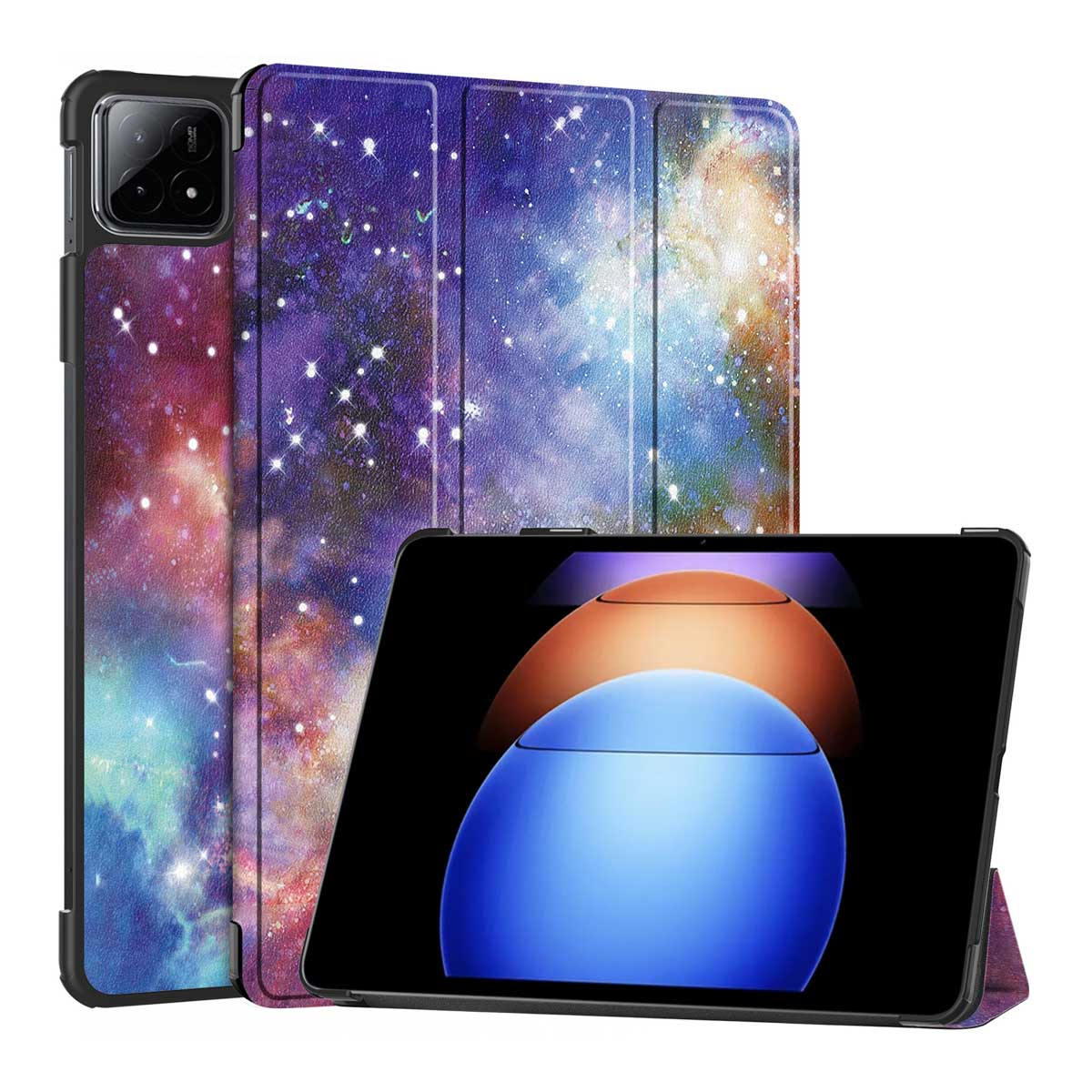 Tablette dans un étui, fermée, avec un design sur le thème de la galaxie, et une ouverte avec écran bleu.