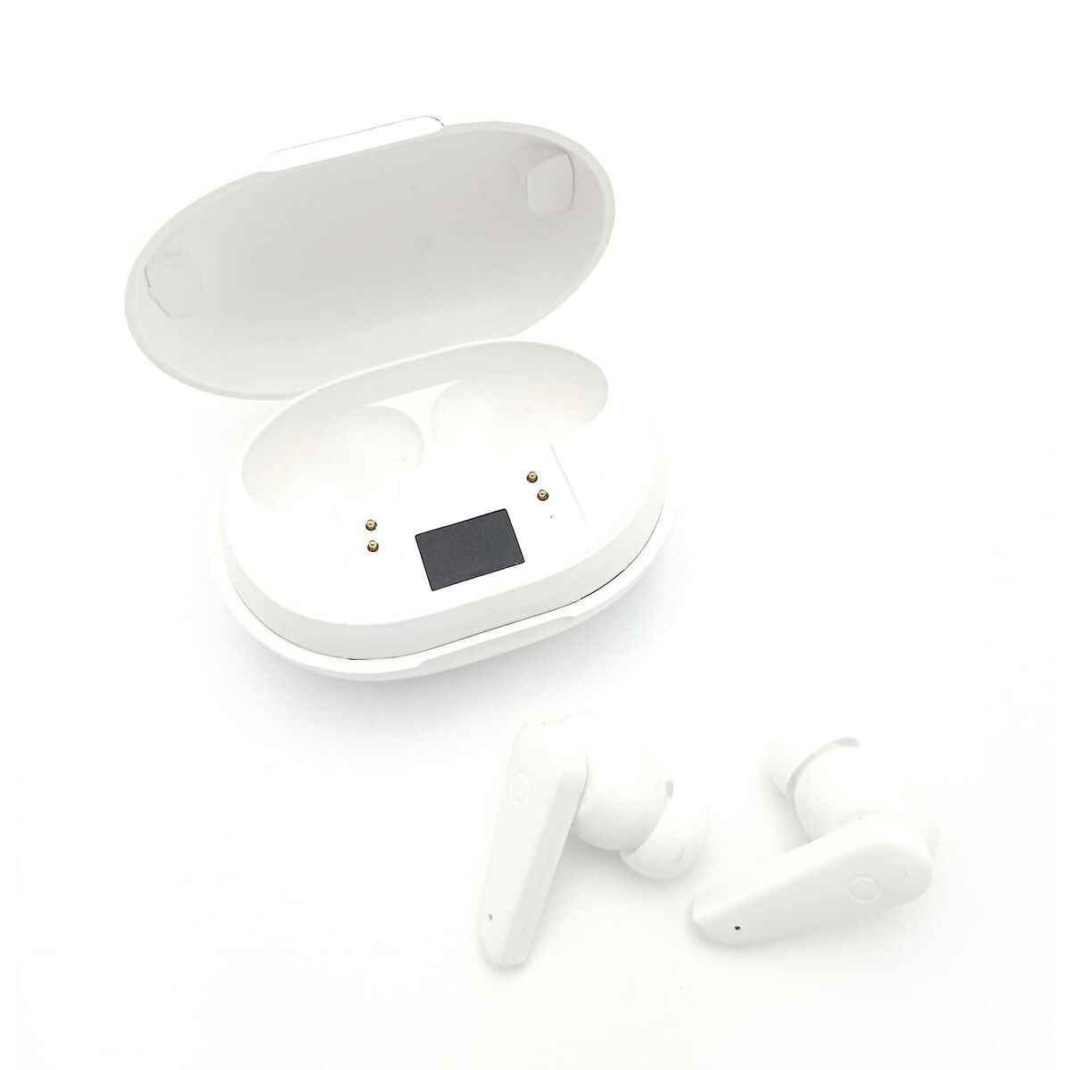 Auricolari wireless bianchi e custodia di ricarica aperta su superficie bianca.