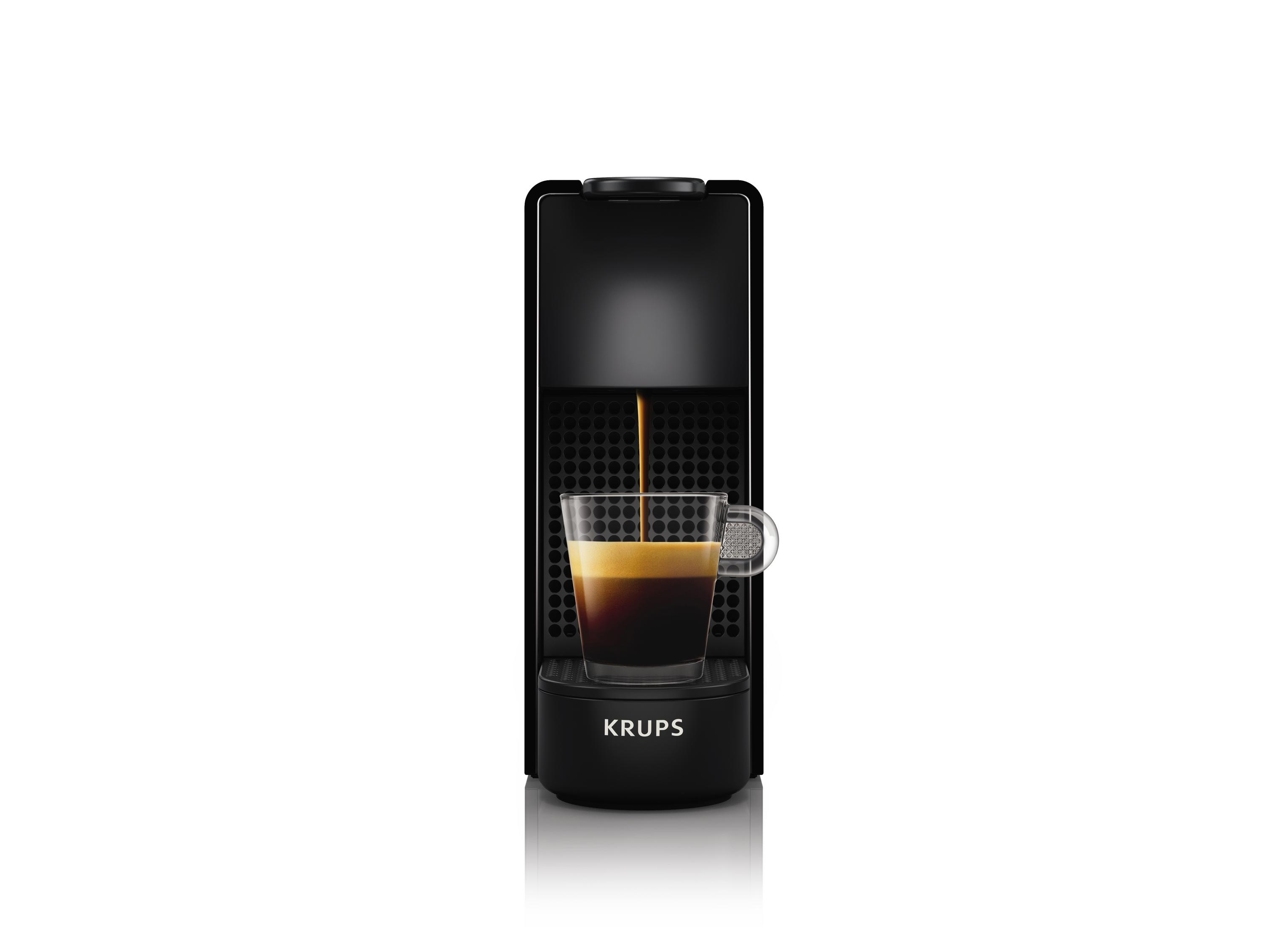 Macchina da caffè Krups nera. Bicchiere con espresso. Sfondo bianco. Base e dettagli neri.