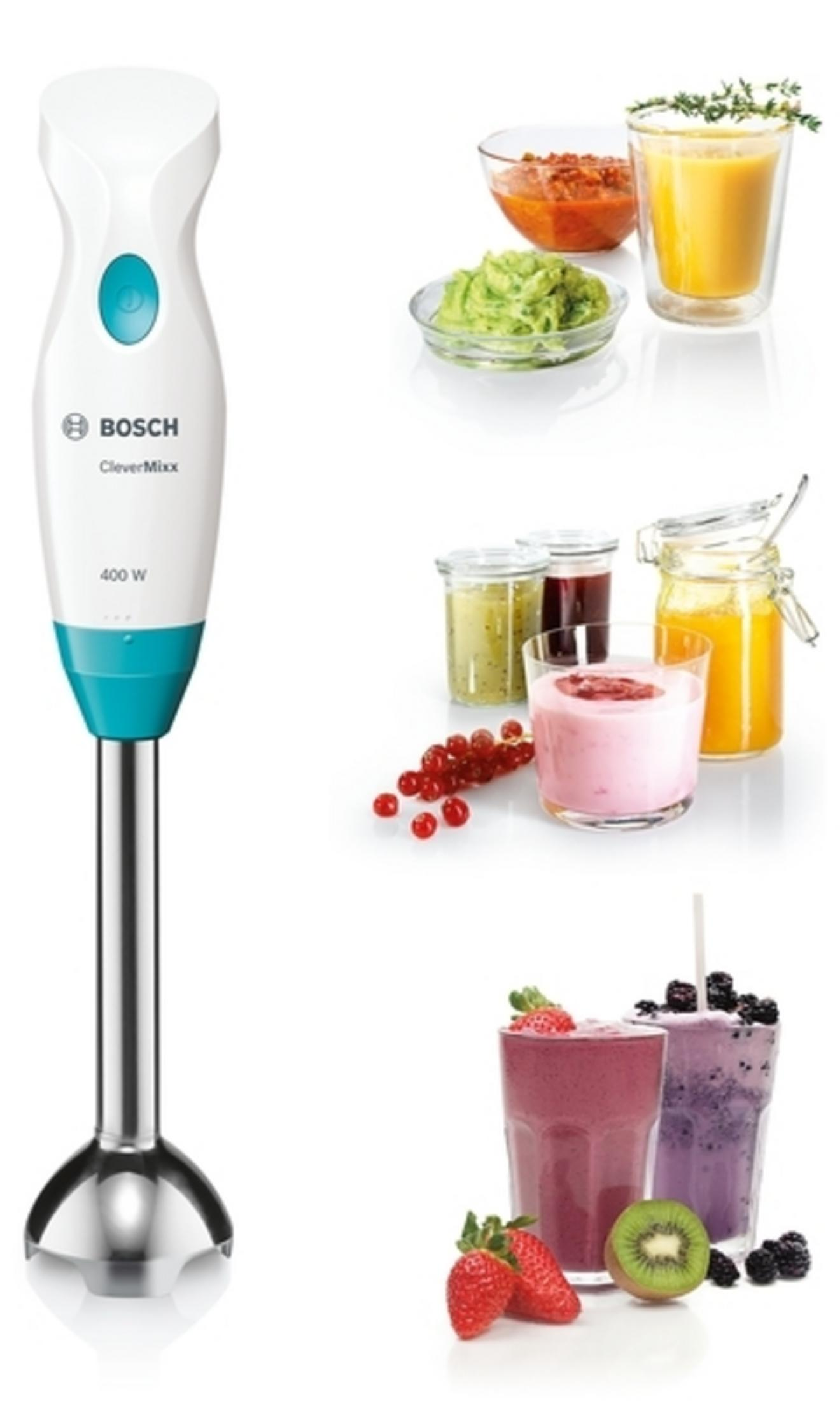 Handmixer in Weiß und Türkis, verschiedene Smoothies und Zutaten im Hintergrund.
