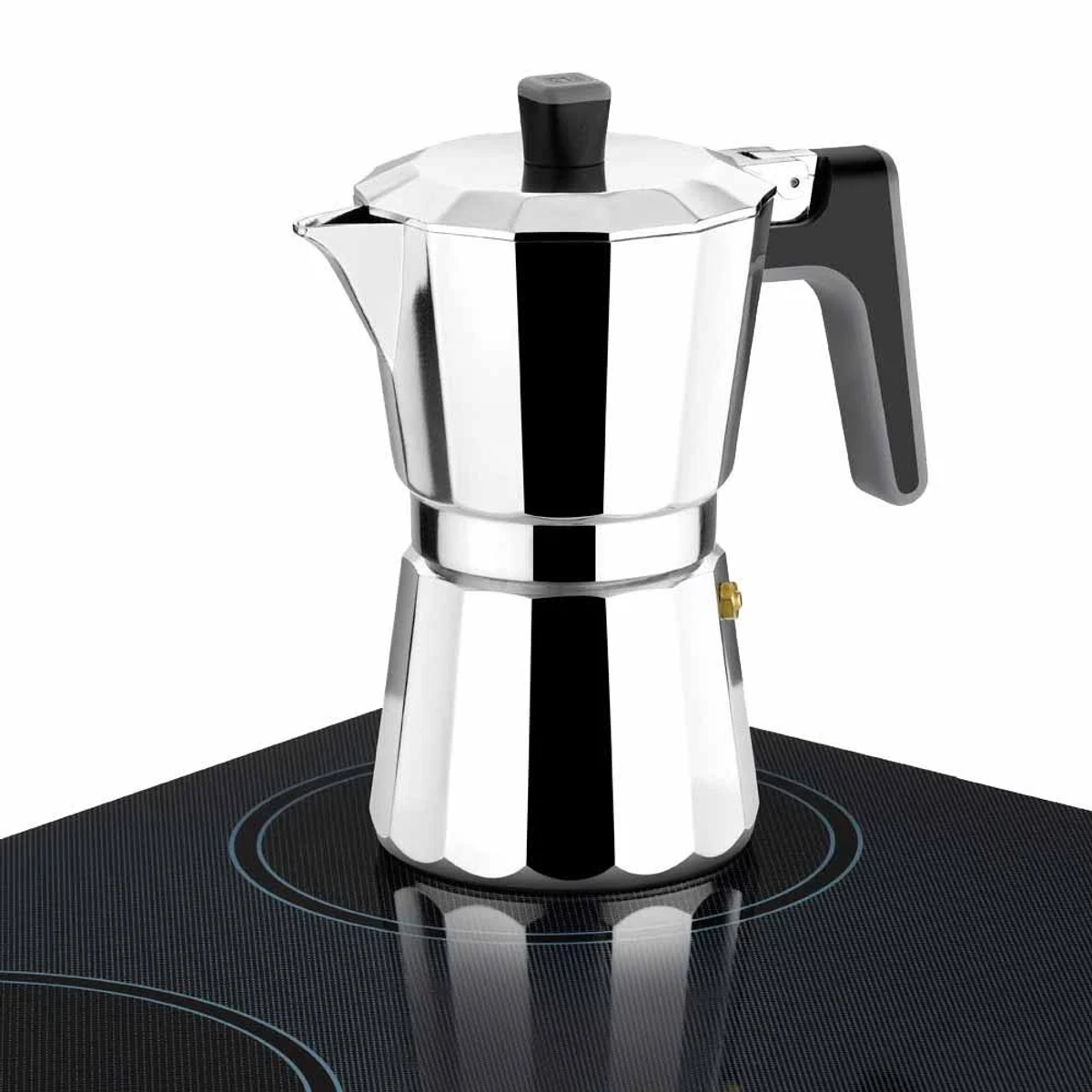 Ekspres do espresso ze stali nierdzewnej na czarnej płycie indukcyjnej.