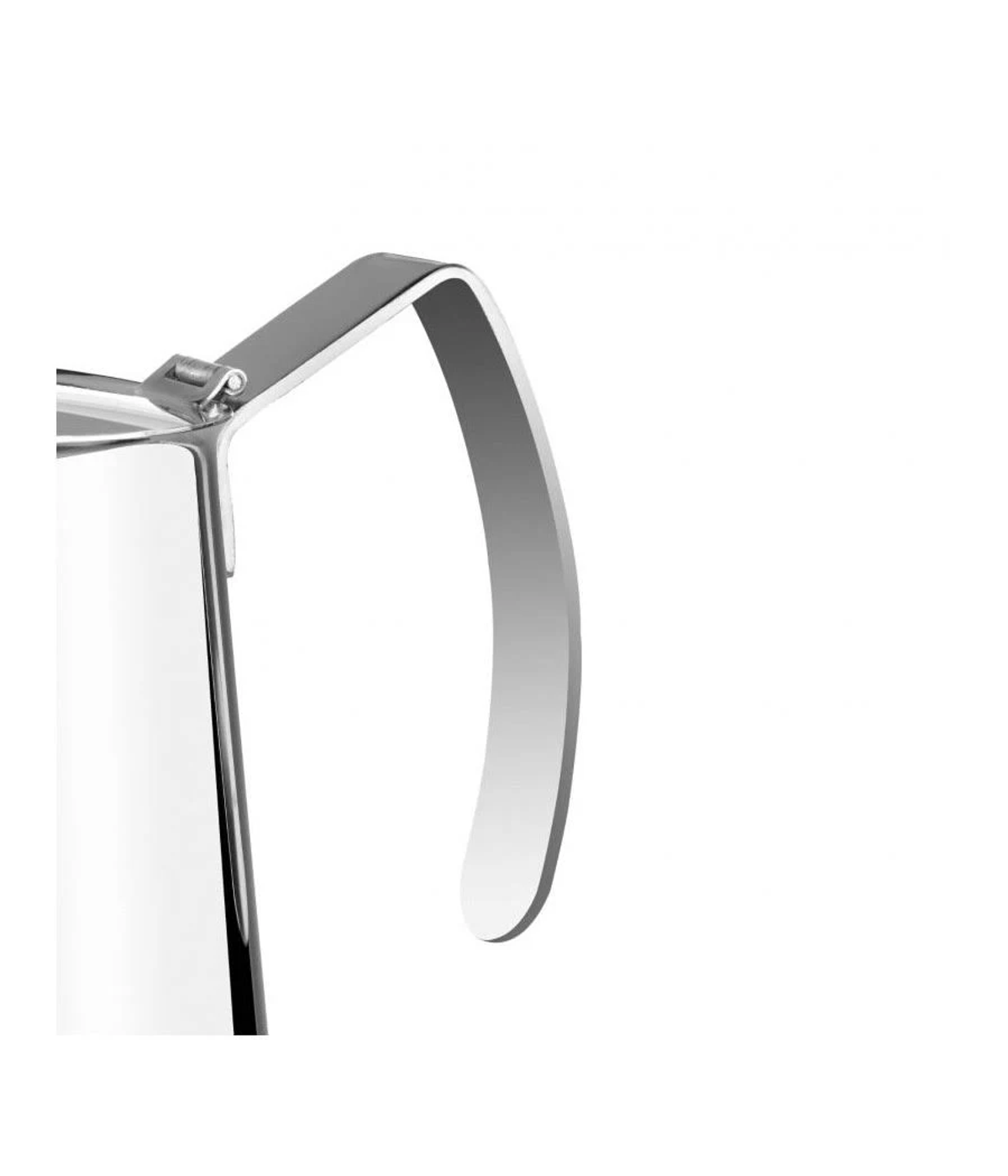 Zbliżenie szklanego dzbanka ze srebrnym uchwytem na białym tle.