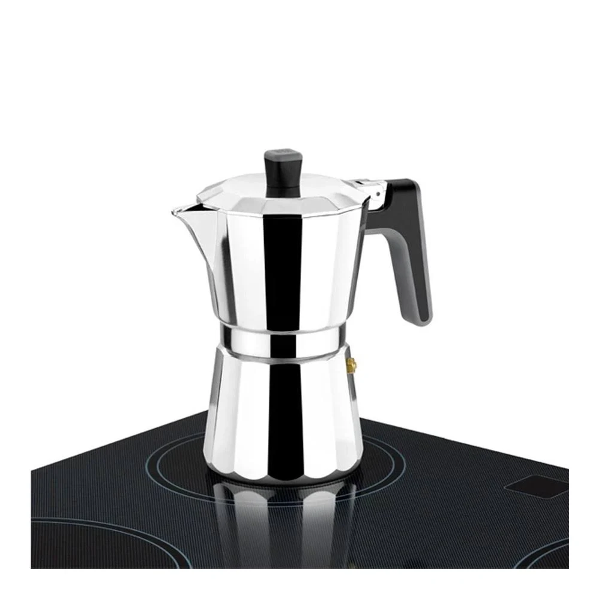 Błyszczący srebrny ekspres do kawy na czarnej płycie kuchennej. Czarny uchwyt i pokrętło.