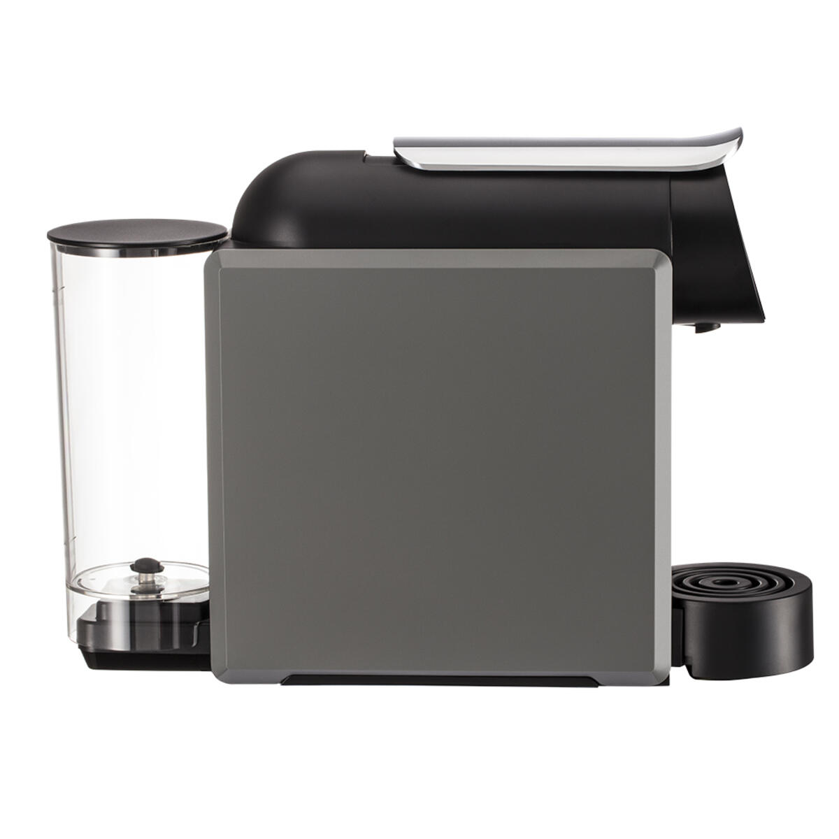 Una cafetera gris y negra con un depósito de agua transparente. Salida de café negra.