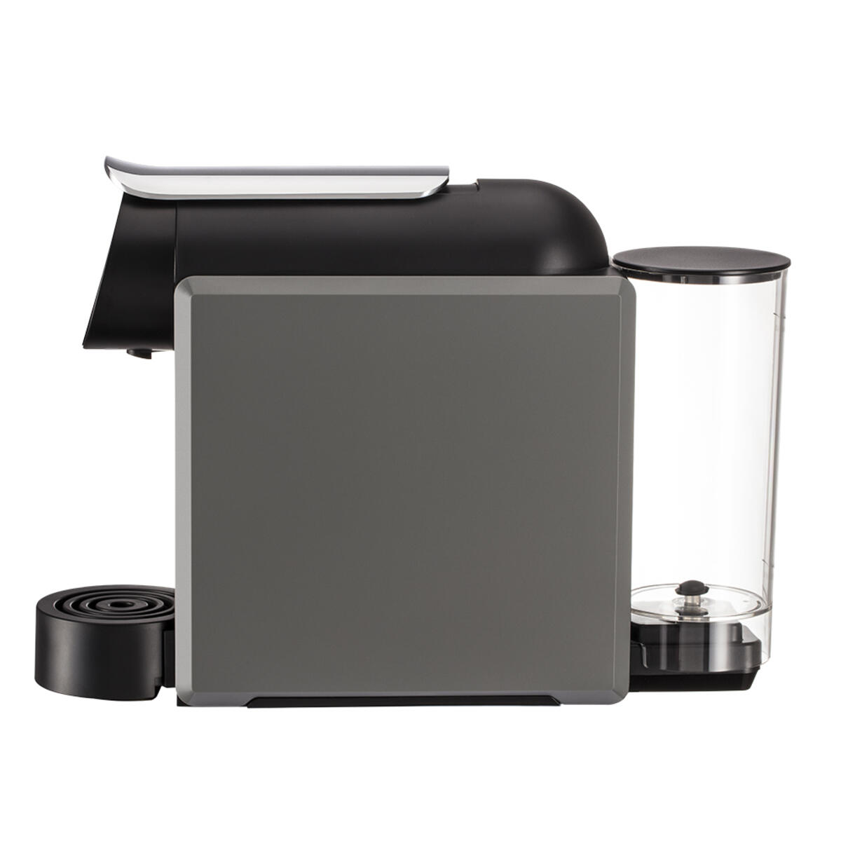 Cafetera gris y negra con depósito de agua y reposavasos, sobre fondo blanco.