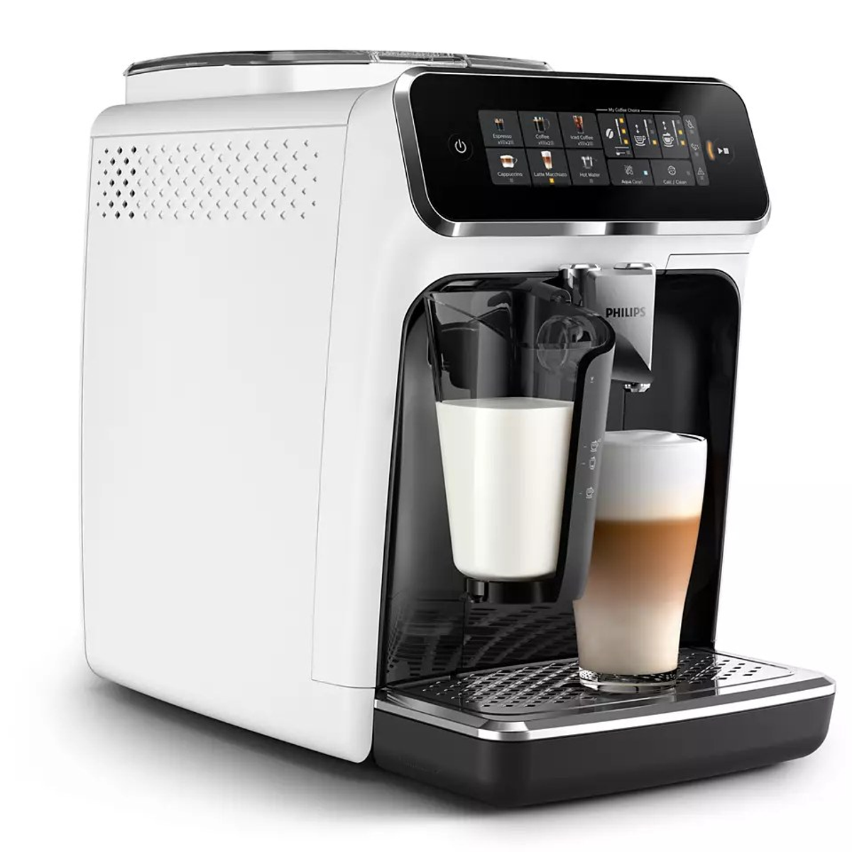 Beyaz ve siyah kahve makinesi, latte yapıyor, süt kabı ve bir bardak latte ile.