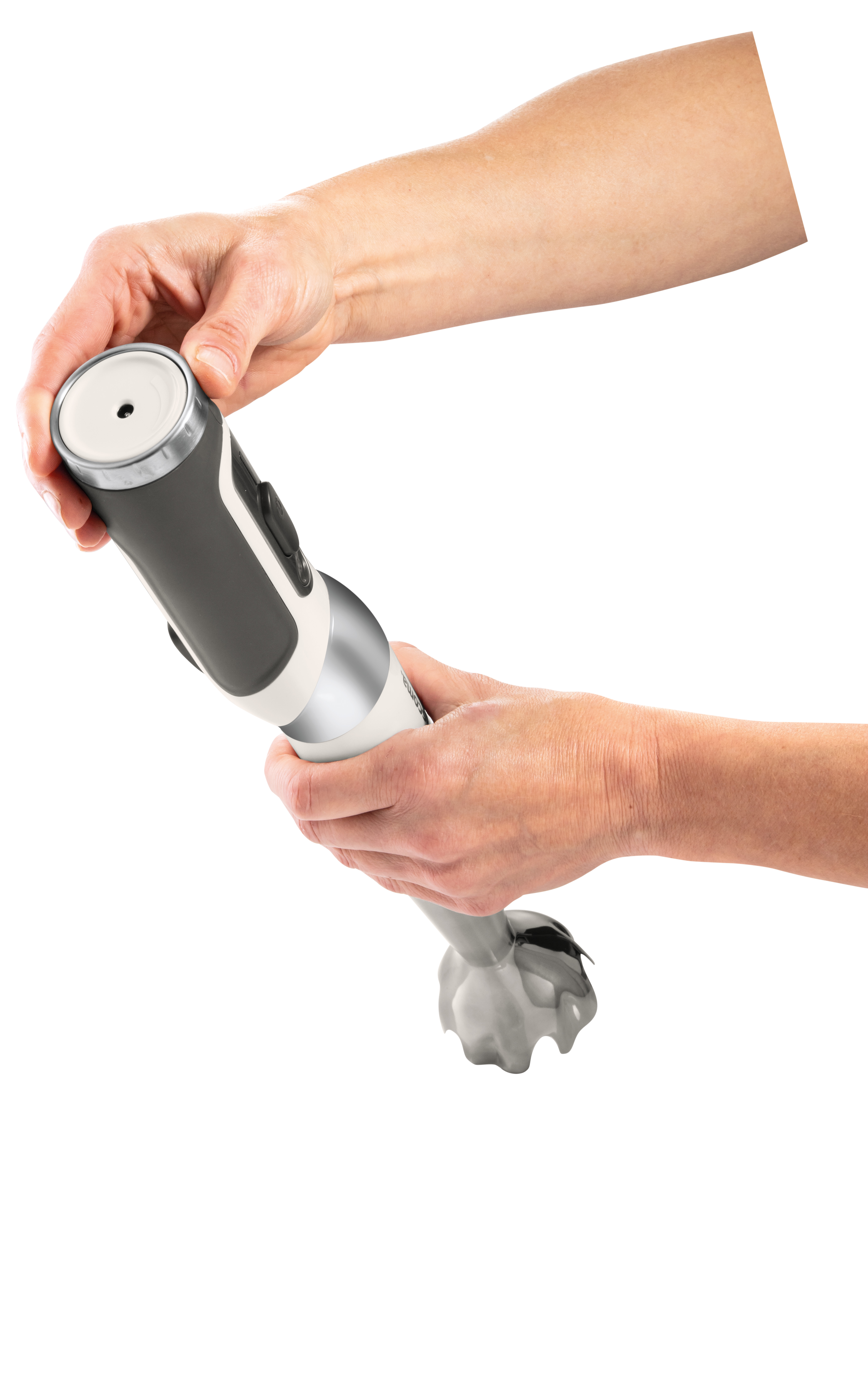 Hände halten einen grau-weißen Stabmixer. Die Hände halten den Mixer in einem Winkel.