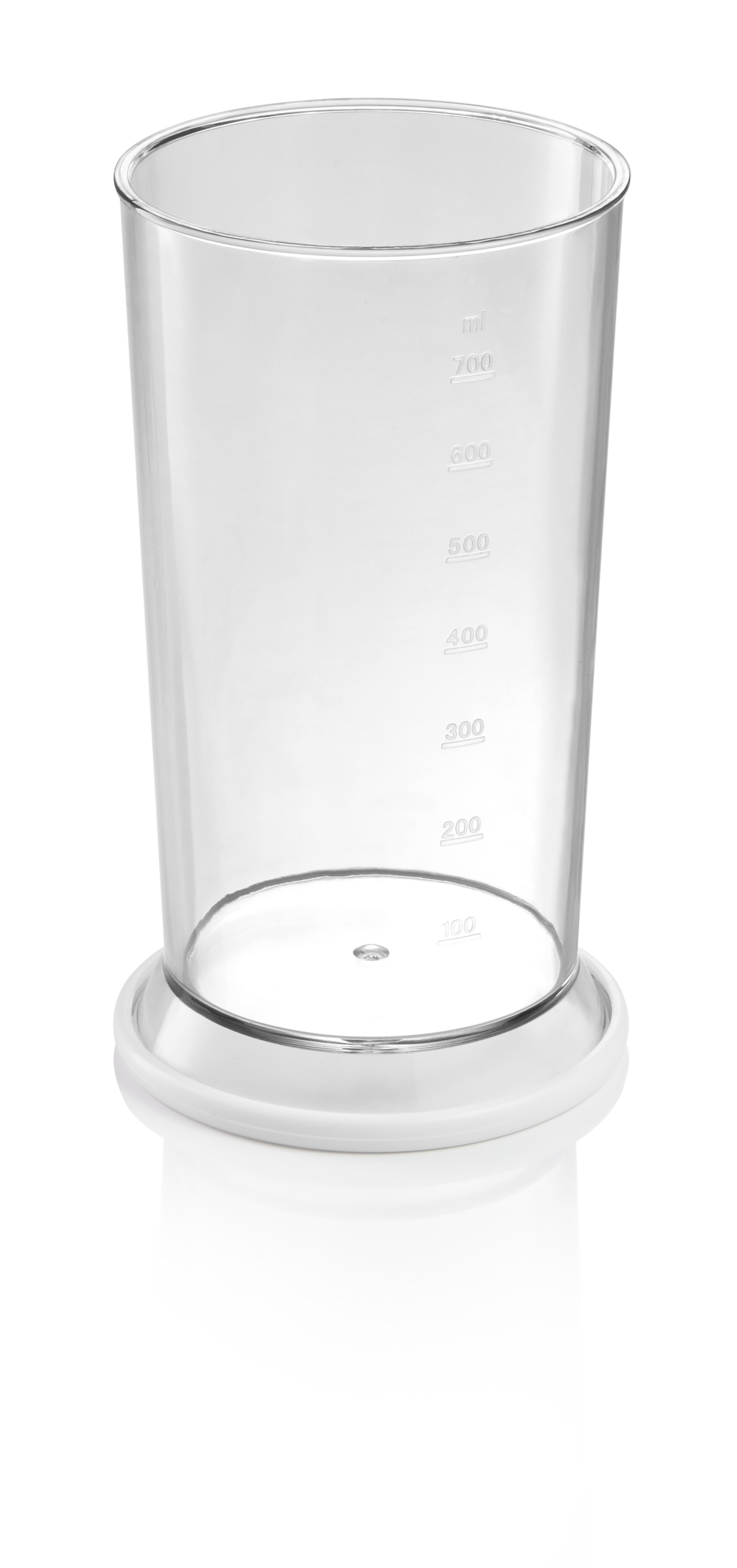 Un misurino trasparente con segni per millilitri è su una base bianca. Il bicchiere è vuoto.