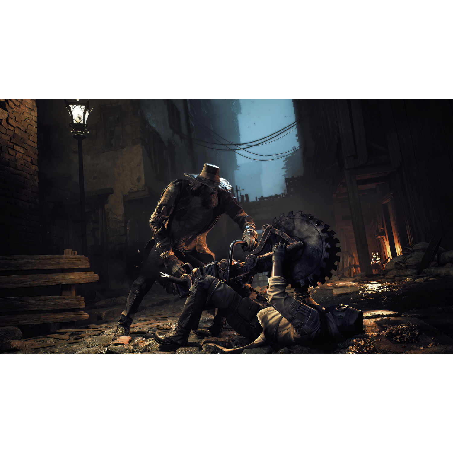 Mroczna, surowa scena z dwiema postaciami walczącymi bronią przypominającą piłę i ostrzem.