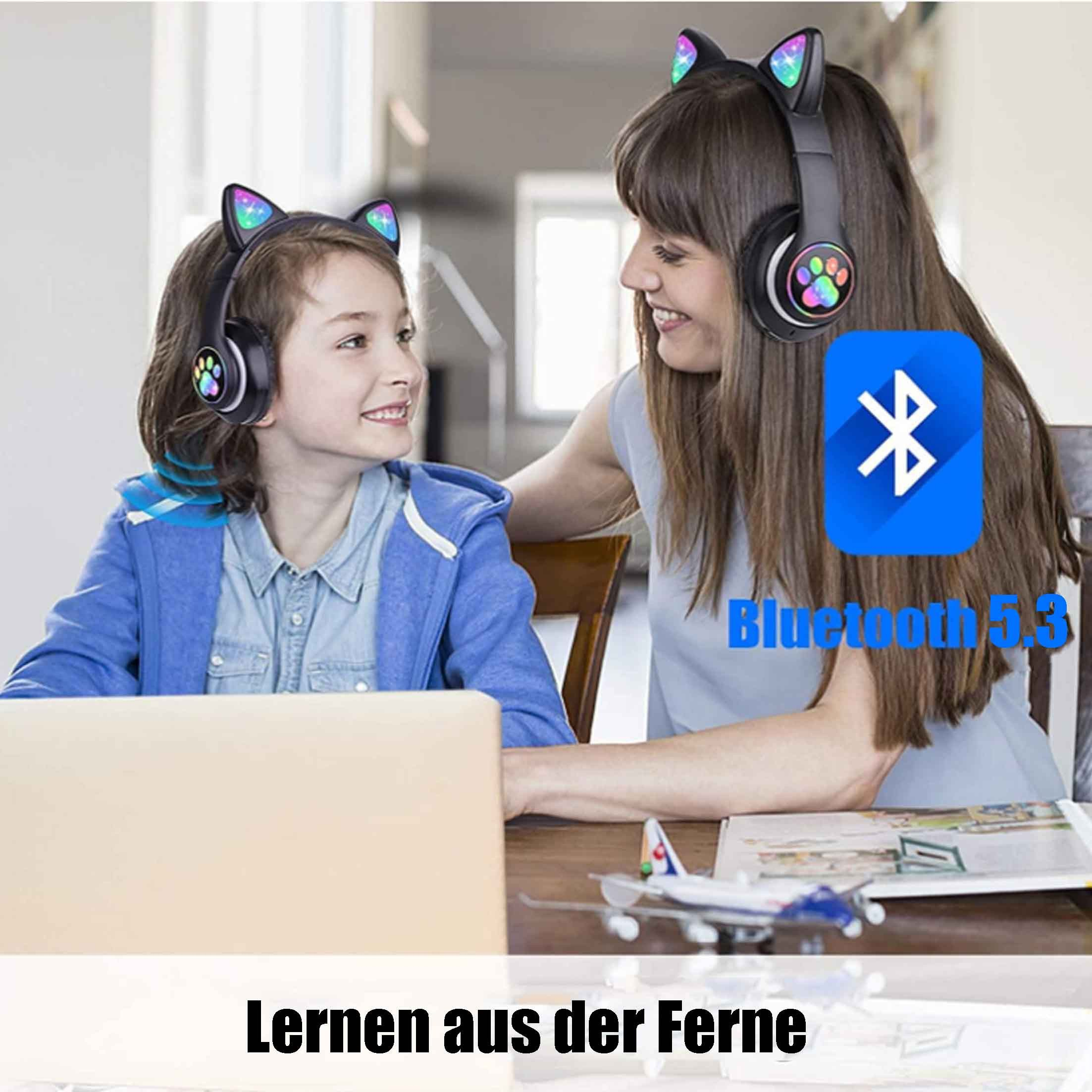 Madre e figlio con cuffie a orecchie di gatto, usano un laptop. Logo Bluetooth visibile.