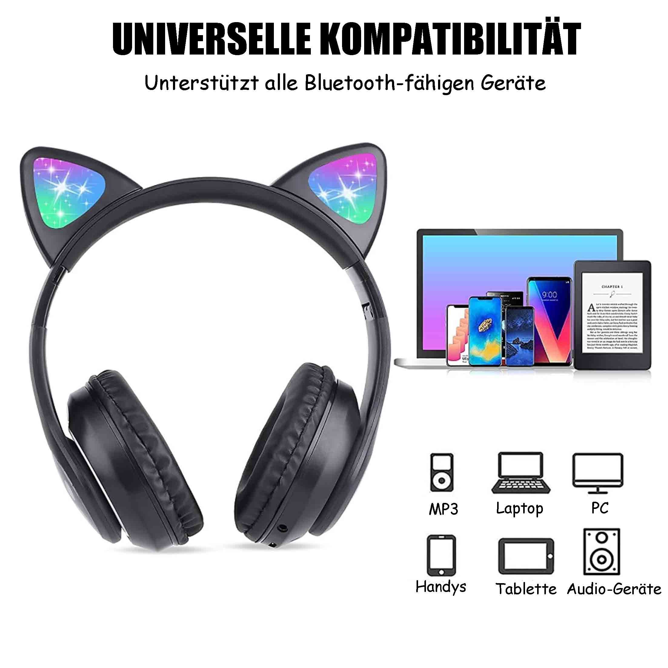 Cuffie nere con orecchie da gatto, che brillano in più colori. Un laptop, telefoni e un tablet sullo sfondo.