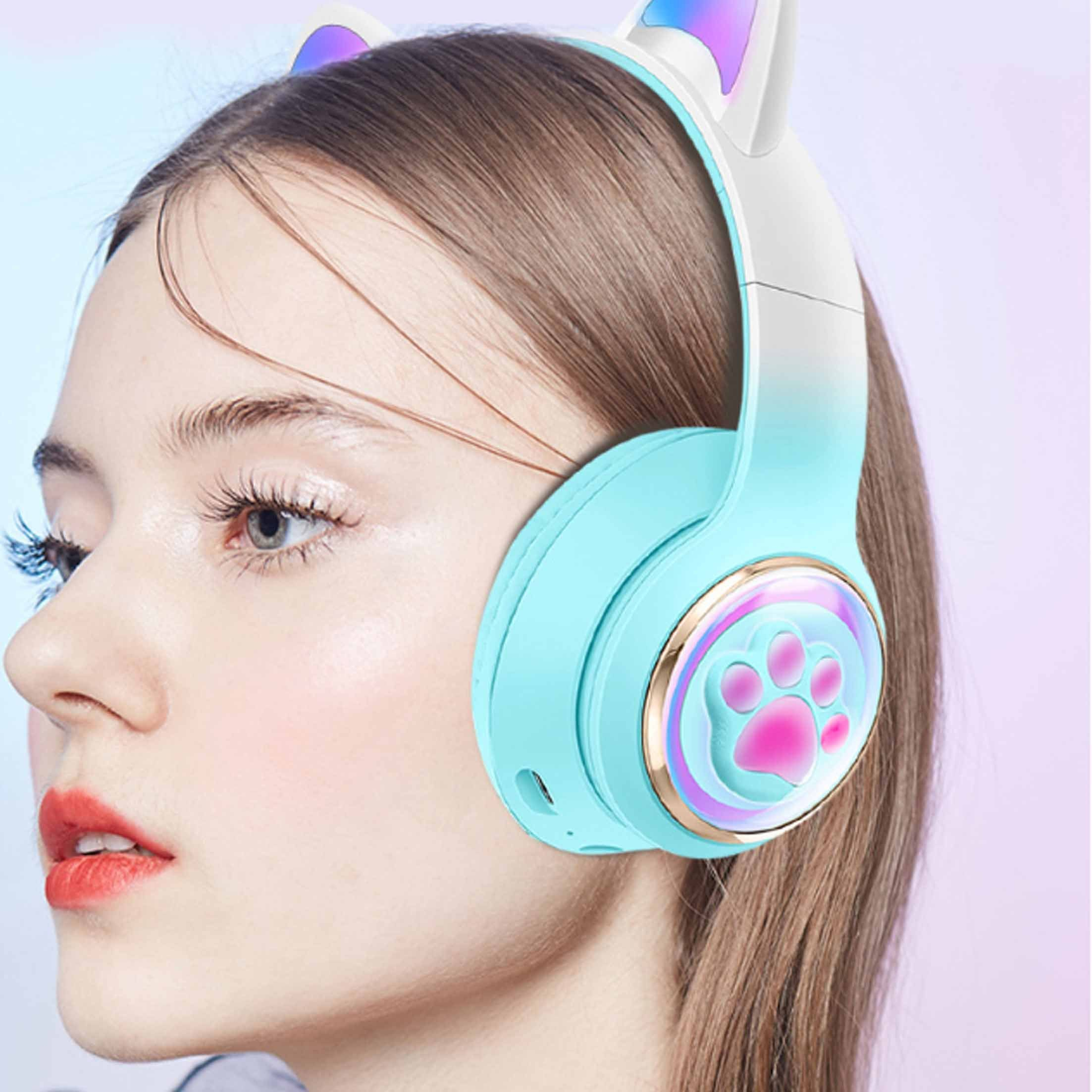 Donna con cuffie a orecchie di gatto. Le cuffie sono blu e bianche con una zampa rosa.