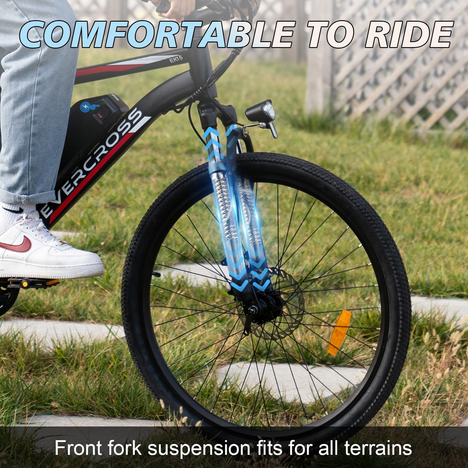 Eine Person, die ein schwarz-rotes Fahrrad mit Vorderradaufhängung fährt.