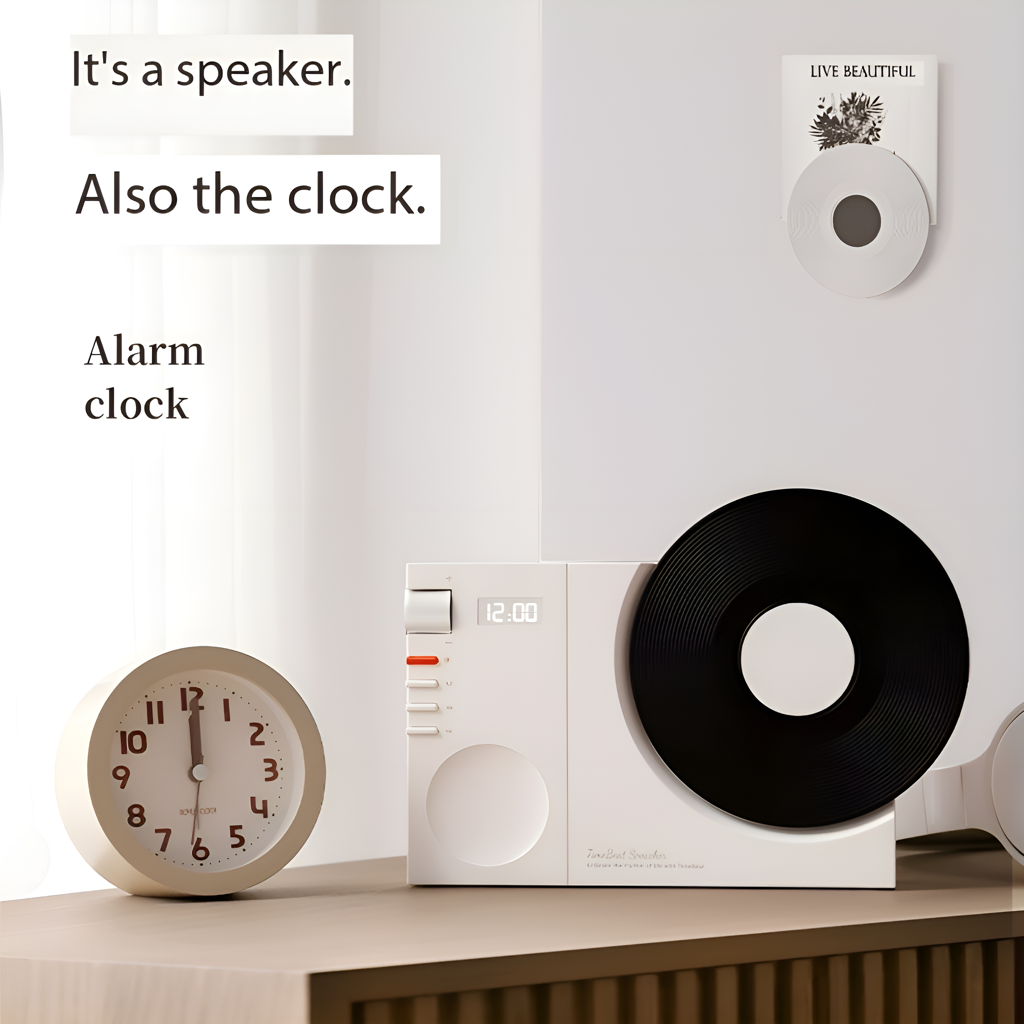 Weiße Uhr neben einem Lautsprecher mit Vinylplatte auf weißer Oberfläche. Text an der Wand.