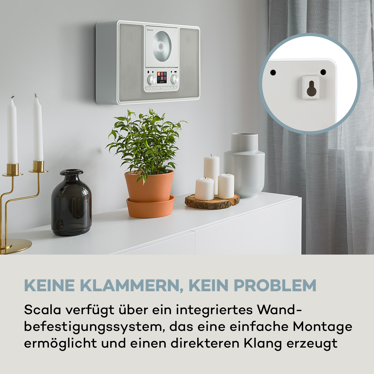 Ein weißes, an der Wand montiertes Musiksystem mit Pflanze, Kerzen und Vase auf Regal.