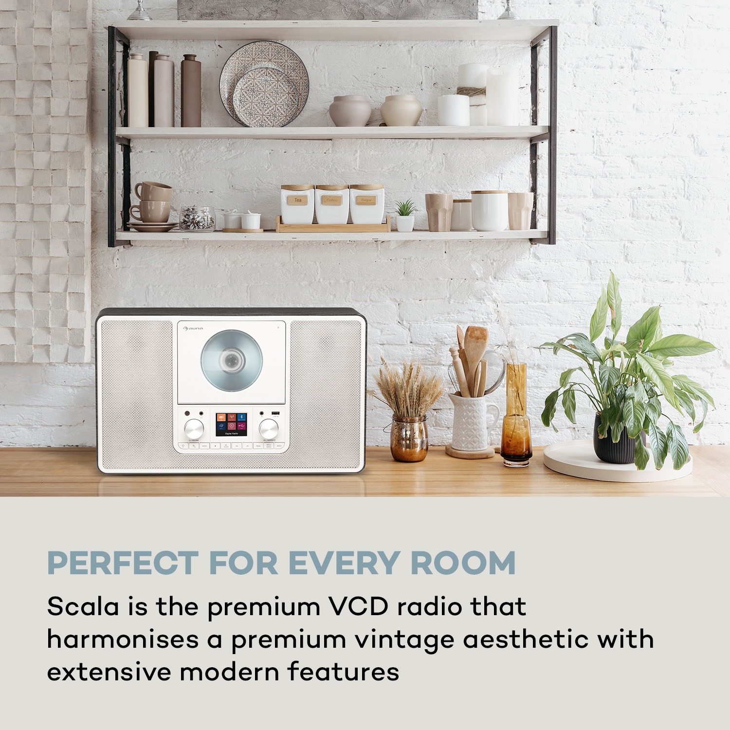 Ein Stereoradio mit CD-Player und ein Regal mit Dekorationen. Text: Perfekt für jeden Raum.