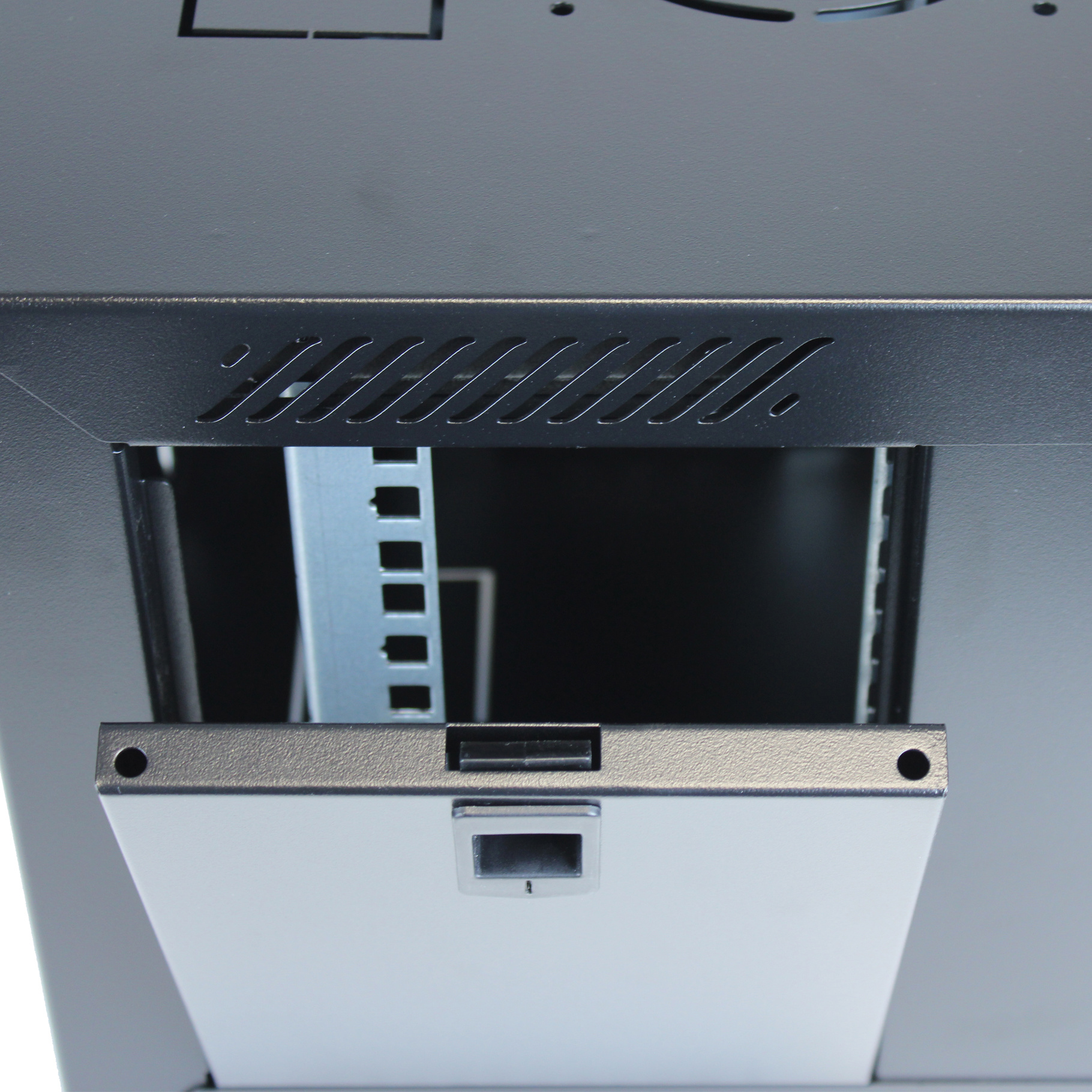 Rack server con porta aperta, rivela guide metalliche. Il rack è grigio.