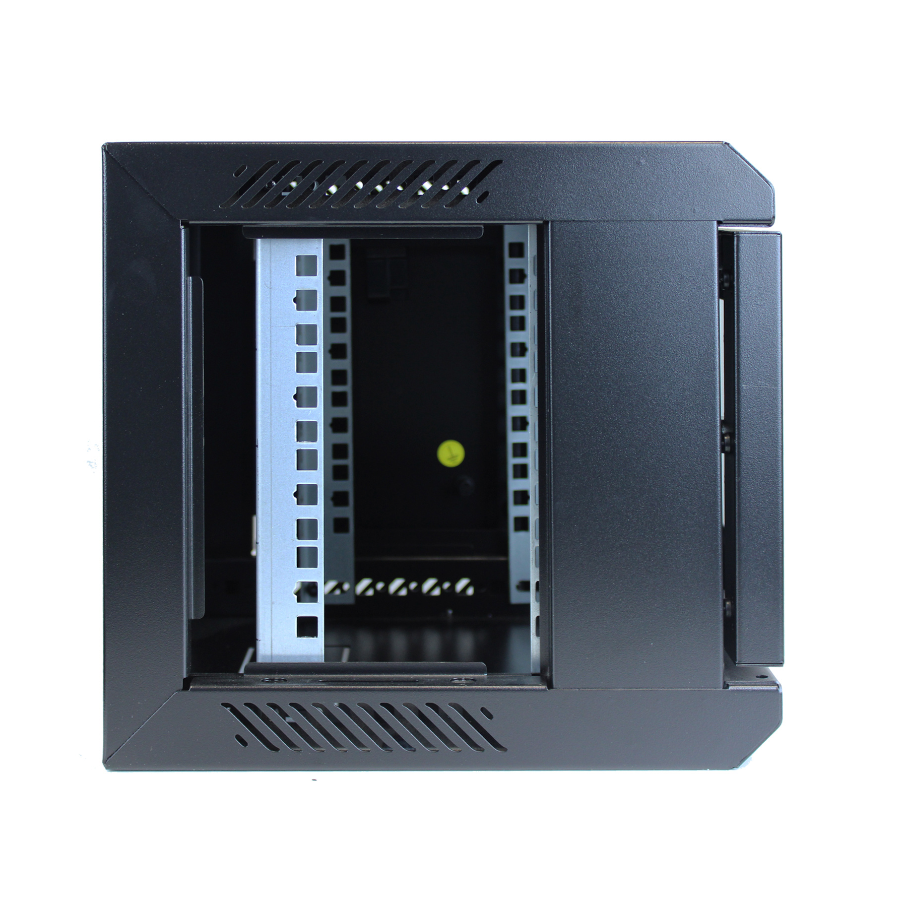 Interno di rack server nero. Guide metalliche e spazio aperto. Sfondo bianco.