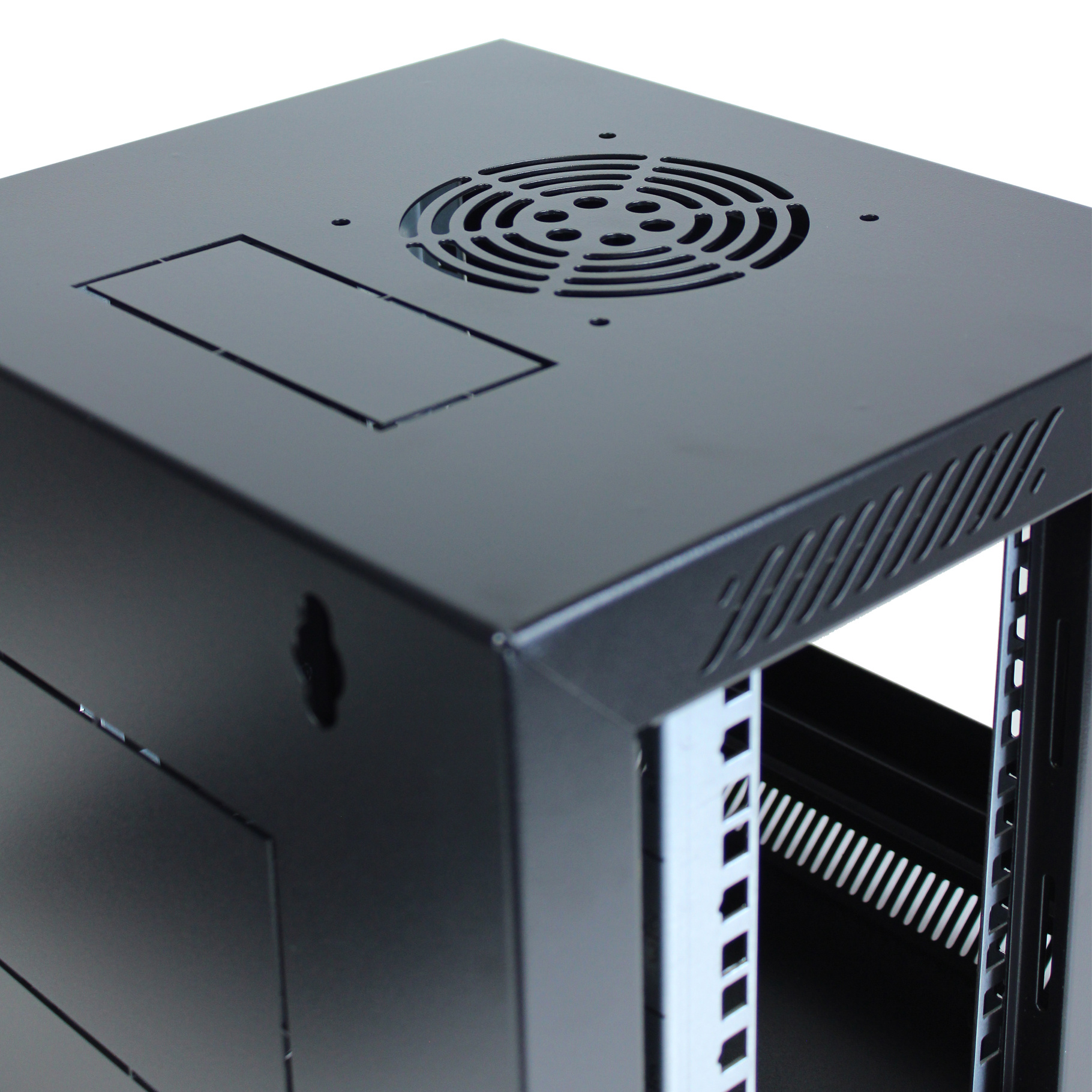 Un rack server nero con ventola, prese d'aria e una porta.