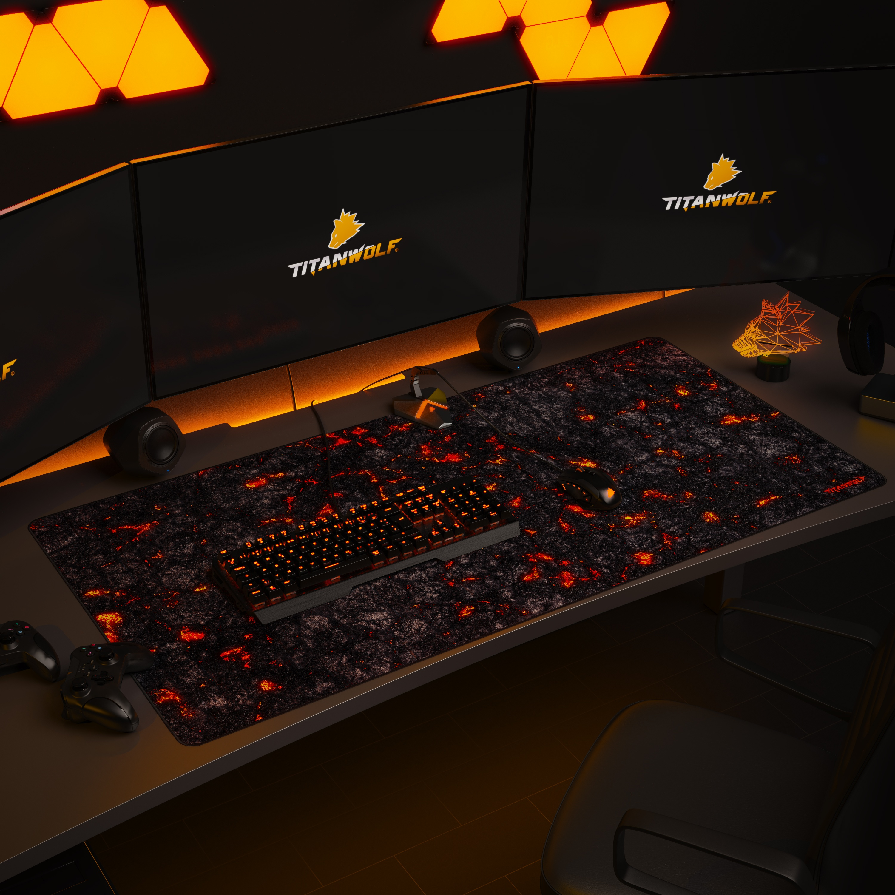 Gaming-Setup mit Tastatur, Maus und drei Monitoren, alles auf einem strukturierten Mauspads.