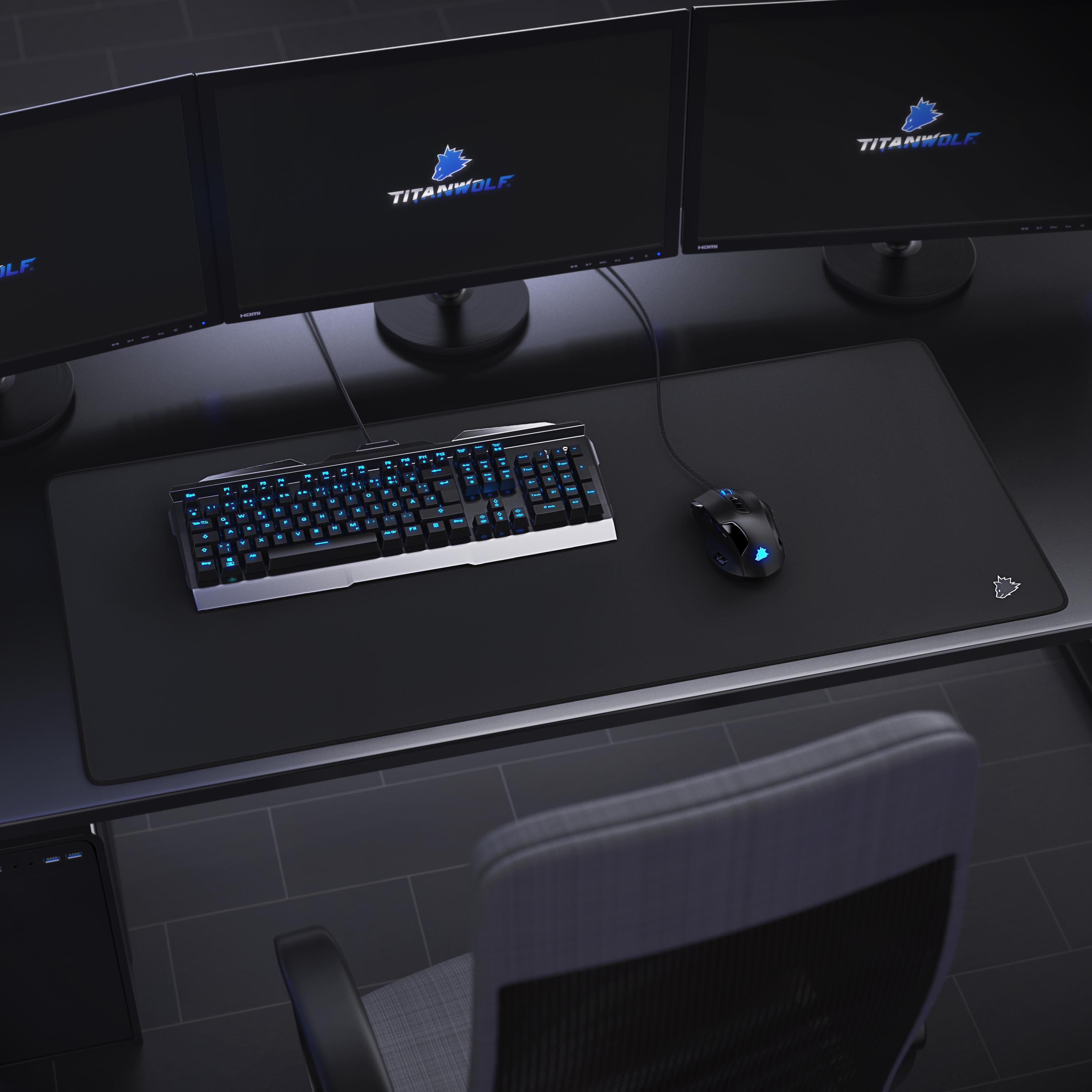 Schwarzes Schreibtisch-Setup mit Tastatur, Maus und drei Monitoren mit Titanwolf-Logo.