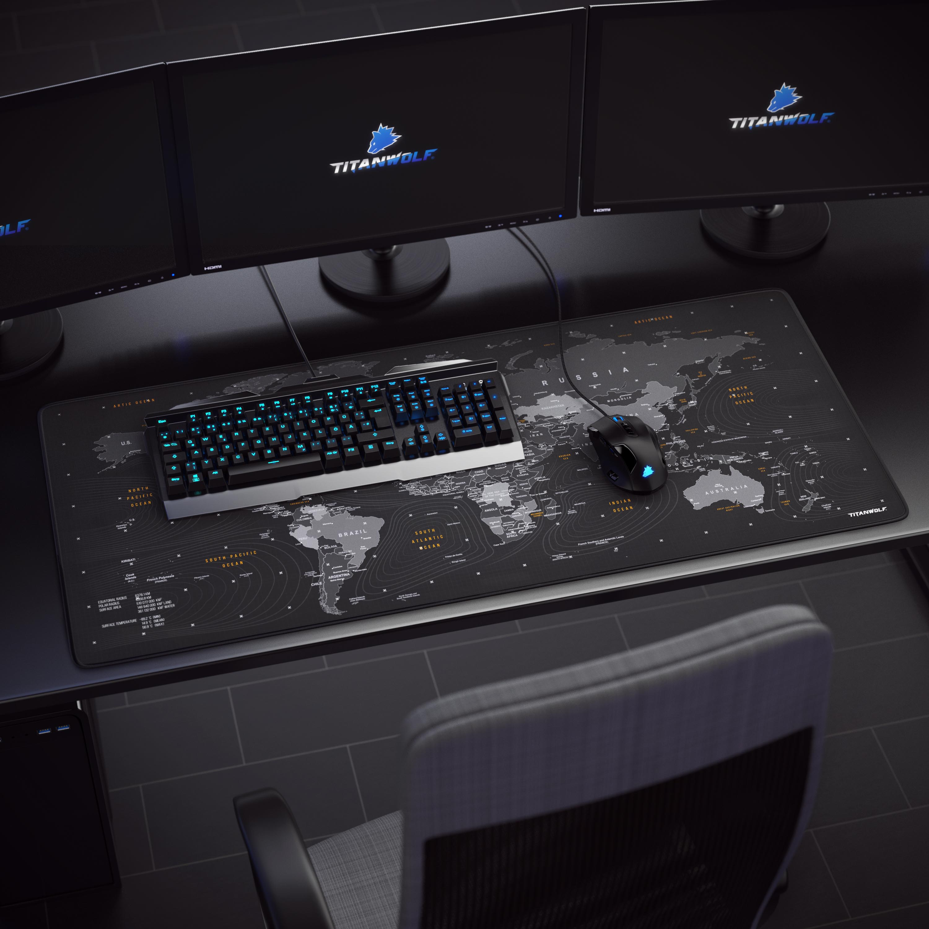 Gaming-Setup mit drei Monitoren, Tastatur, Maus und einem Mauspad mit Weltkarten-Design.
