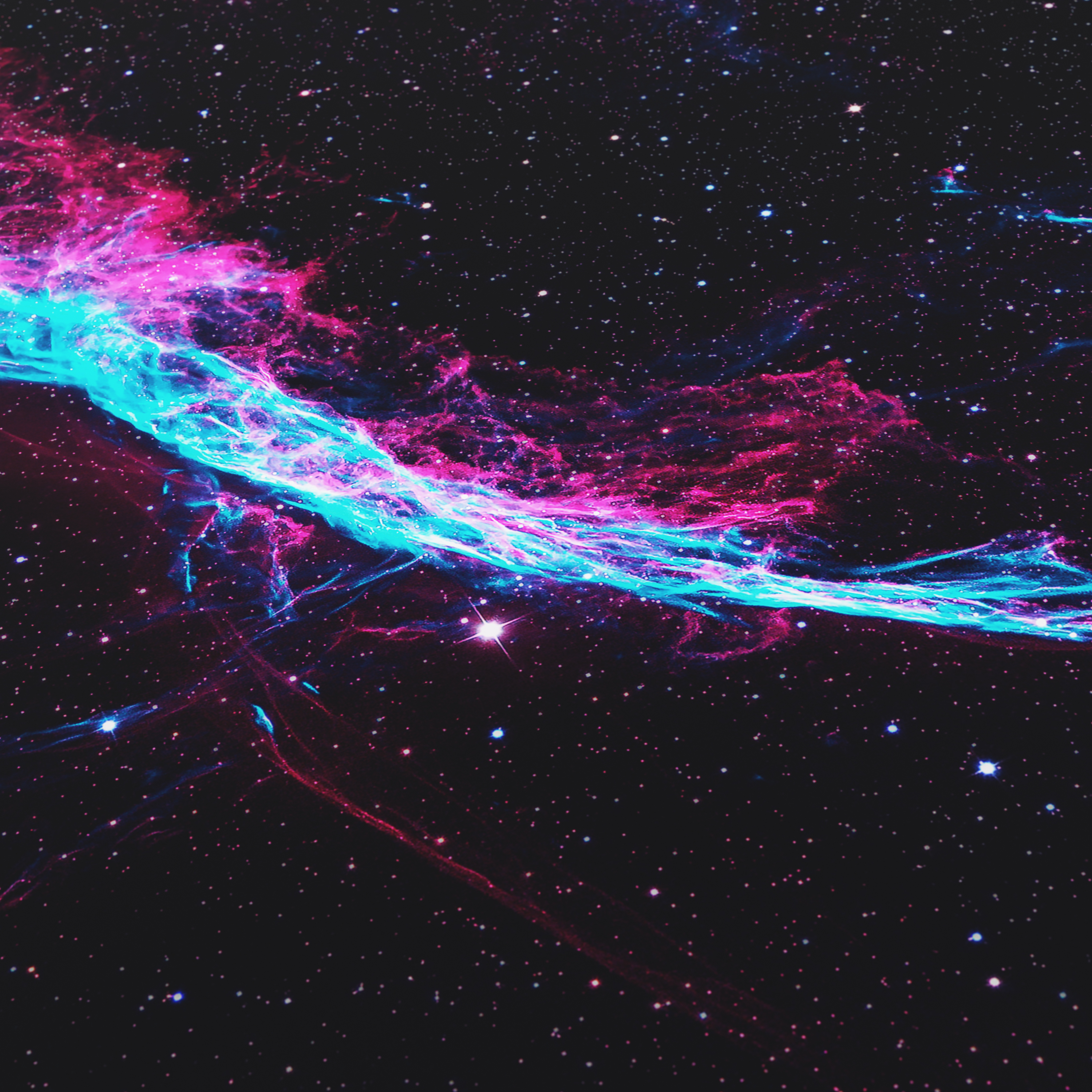 Weltraumszene mit Nebel in Rosa- und Blautönen vor schwarzem Sternenhintergrund.