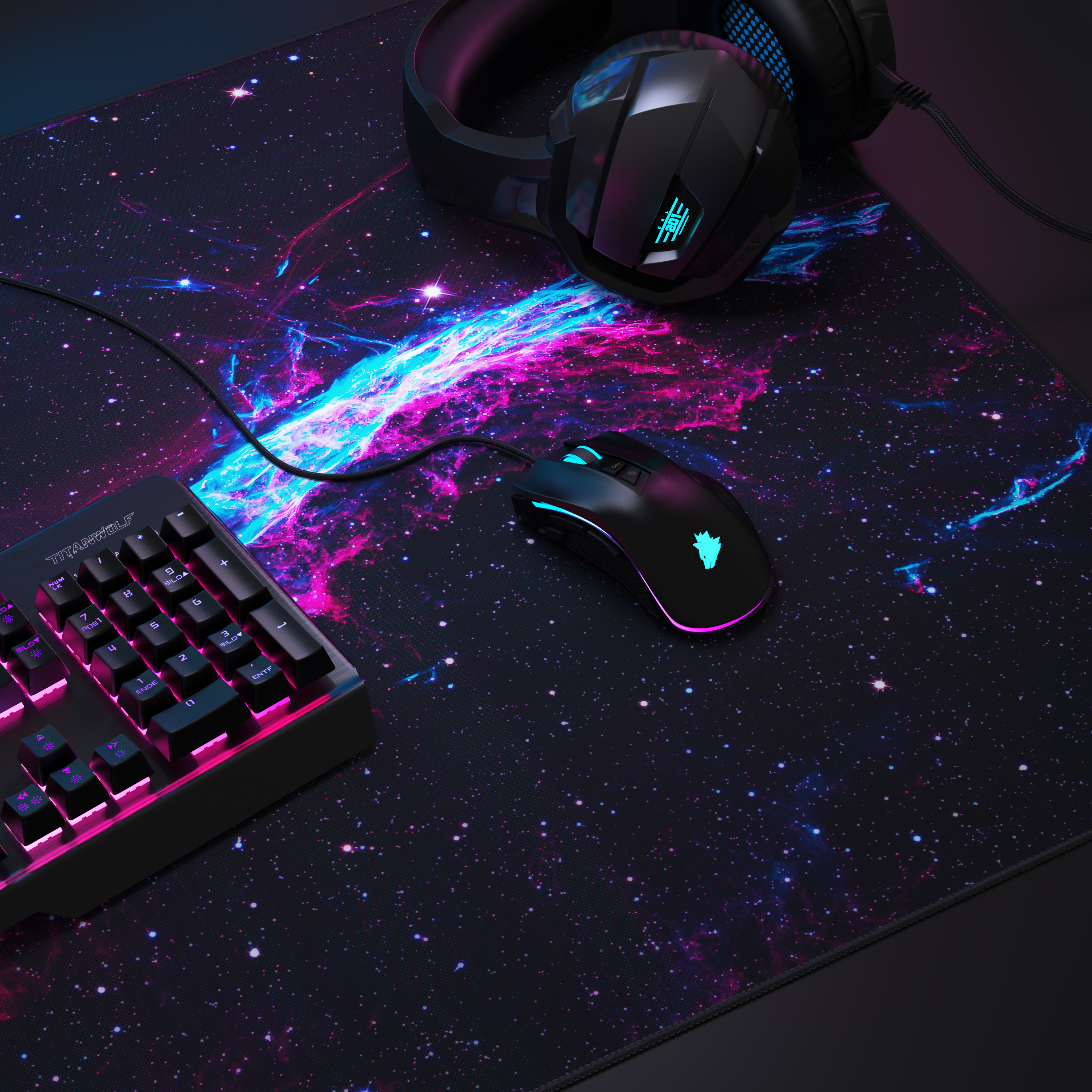 Gaming-Setup: Maus, Tastatur, Headset und Mauspad im Galaxie-Design.
