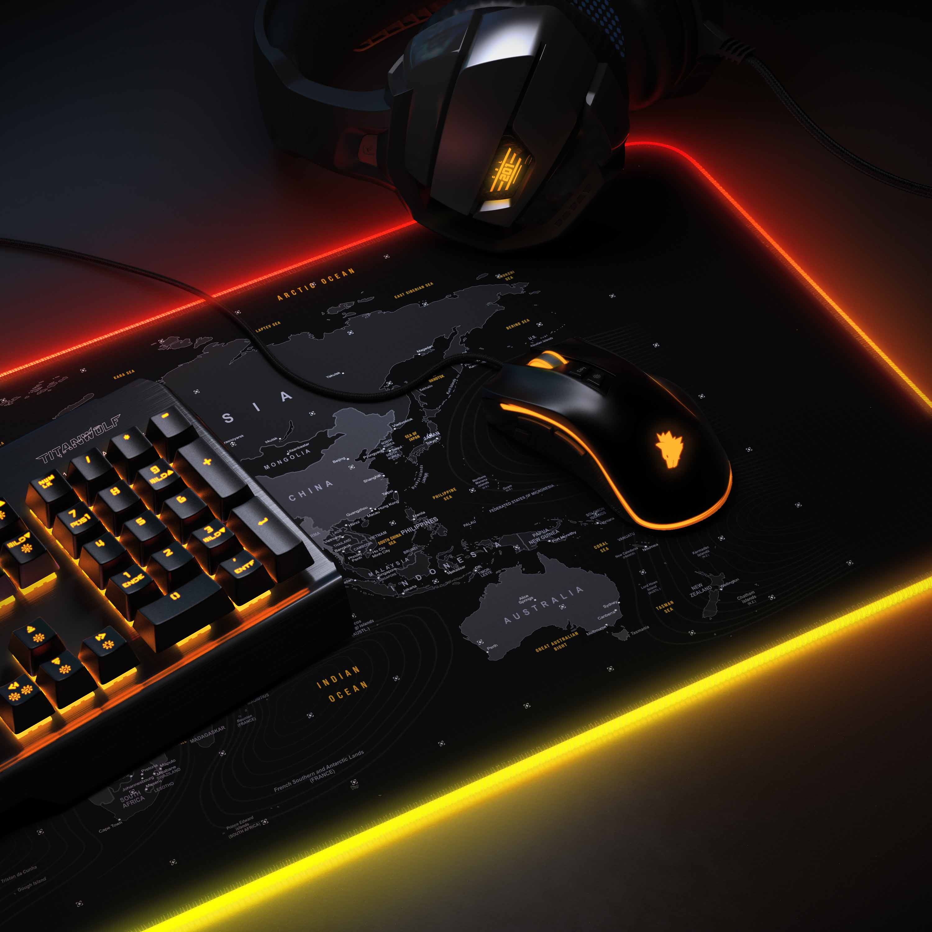 Gaming-Setup mit Tastatur, Maus und Headset auf einer leuchtenden Weltkarten-Mauspad.