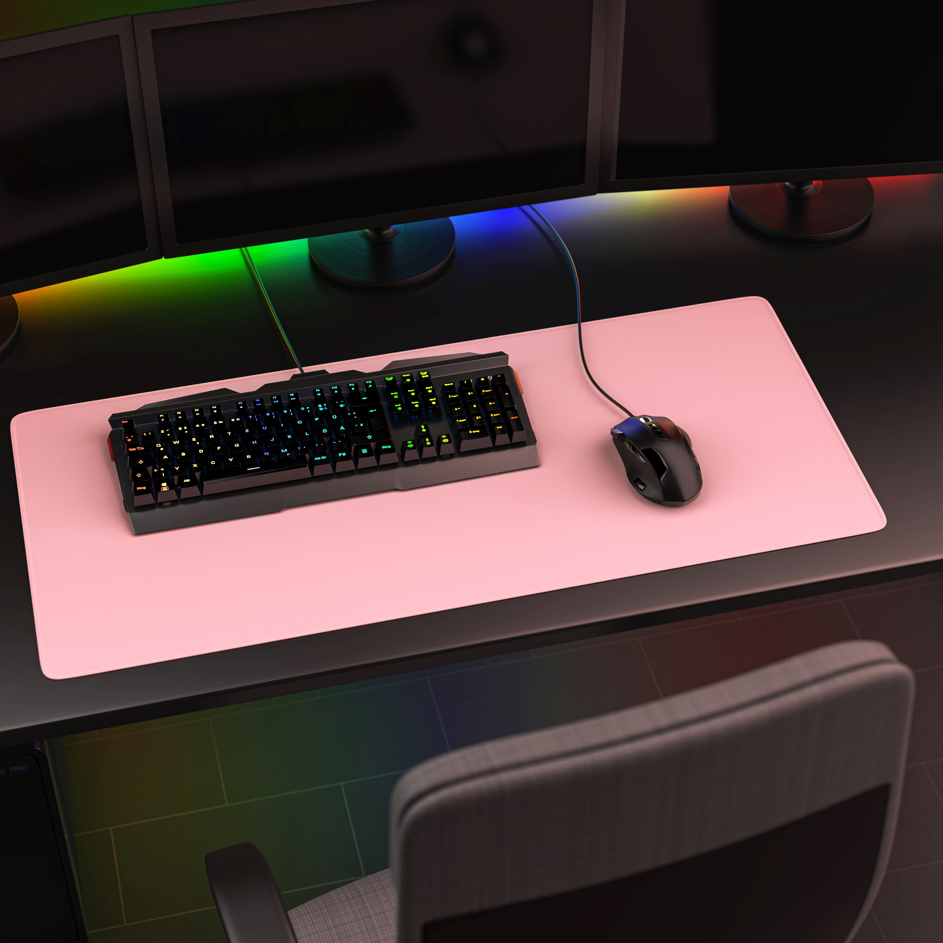 Gaming-Setup mit Tastatur, Maus und Mauspad. Drei Monitore im Hintergrund, Stuhl sichtbar.